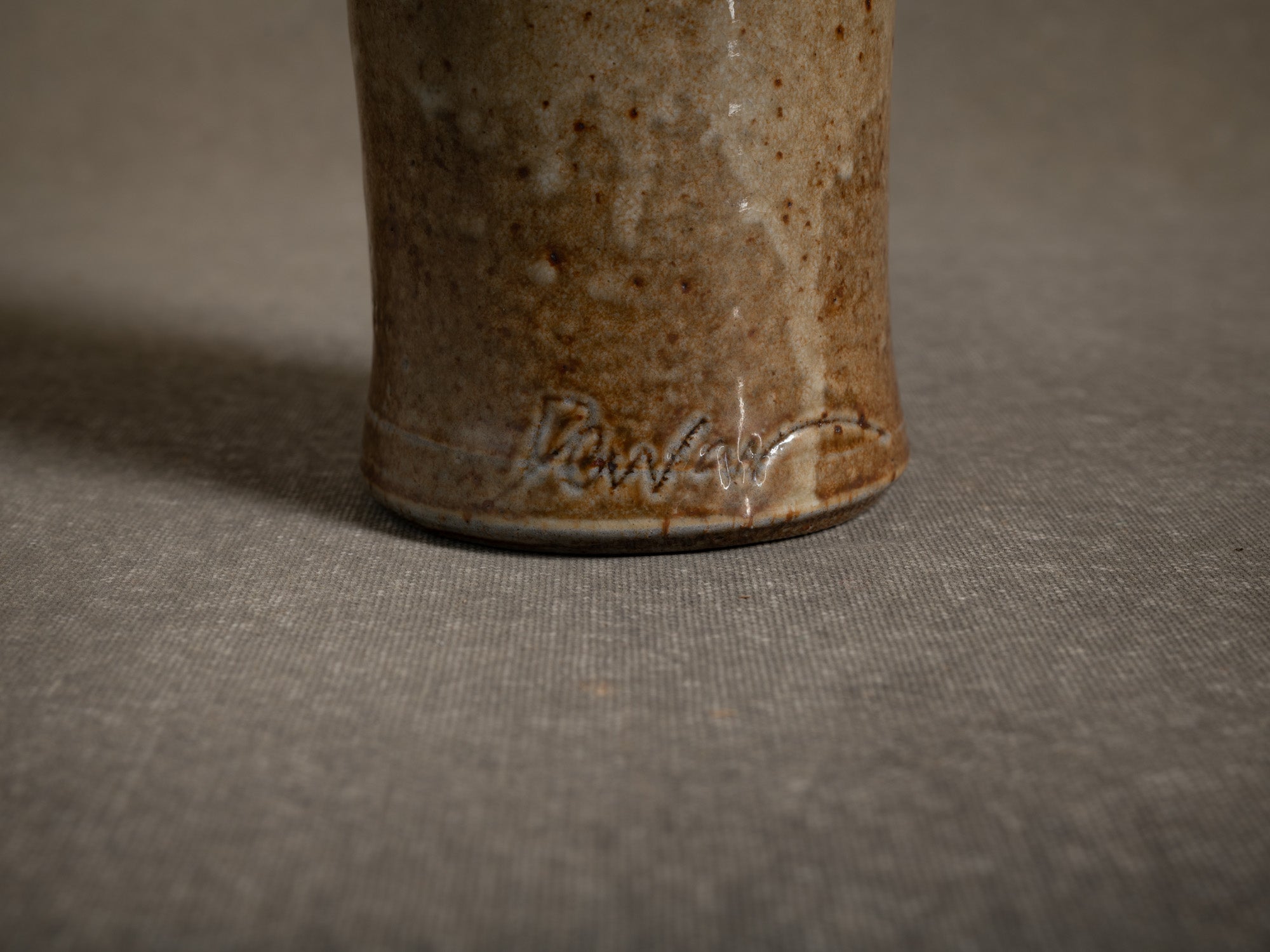 Vase en grès de Richard Dewar, France (vers 1980)..Large stoneware bottle vase by Richard Dewar, France (circa 1980)