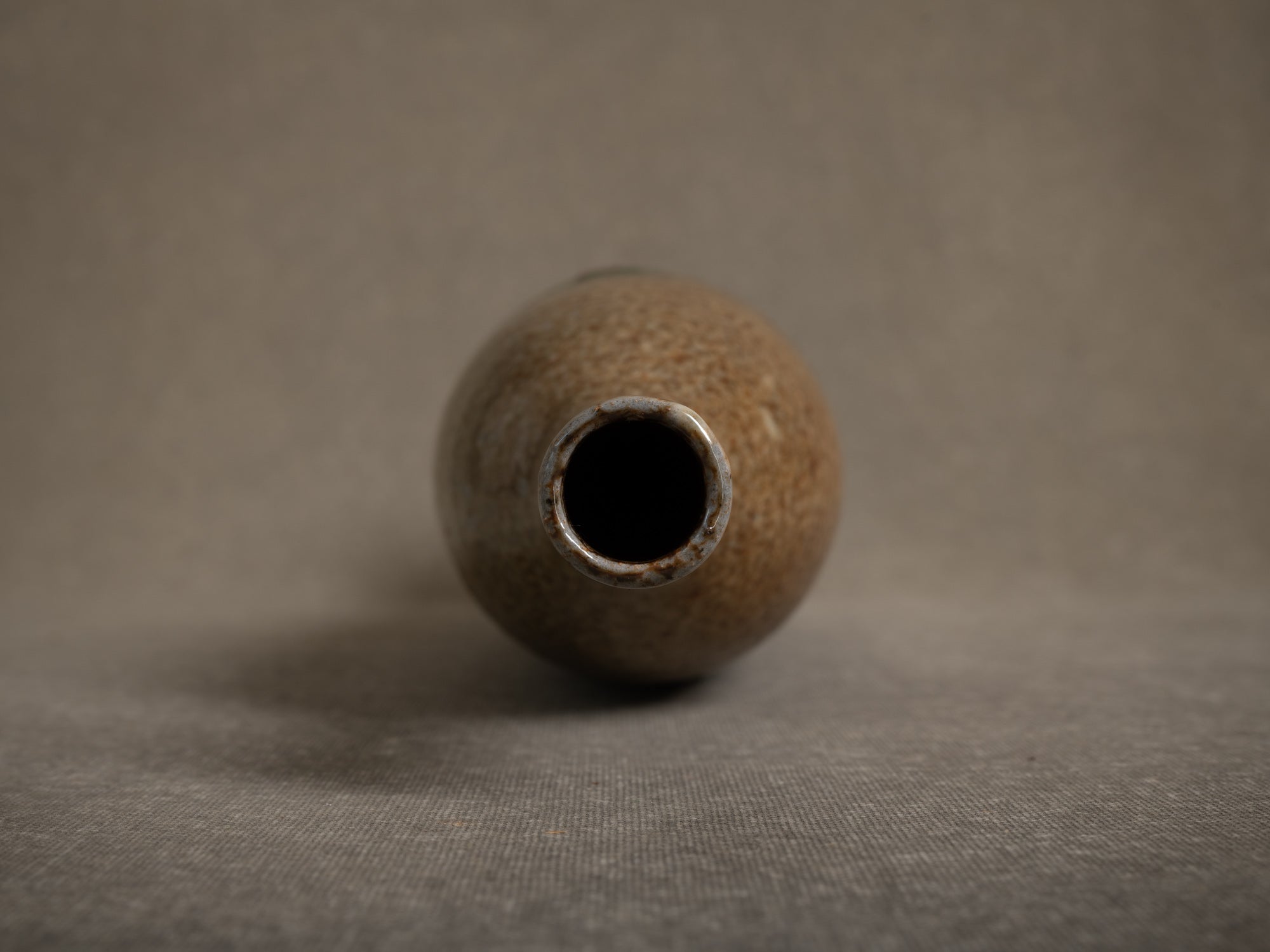 Vase en grès de Richard Dewar, France (vers 1980)..Large stoneware bottle vase by Richard Dewar, France (circa 1980)