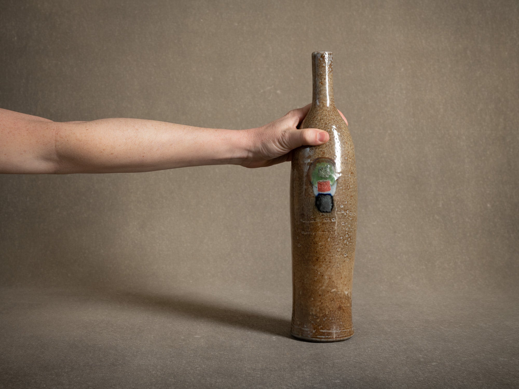 Vase en grès de Richard Dewar, France (vers 1980)..Large stoneware bottle vase by Richard Dewar, France (circa 1980)