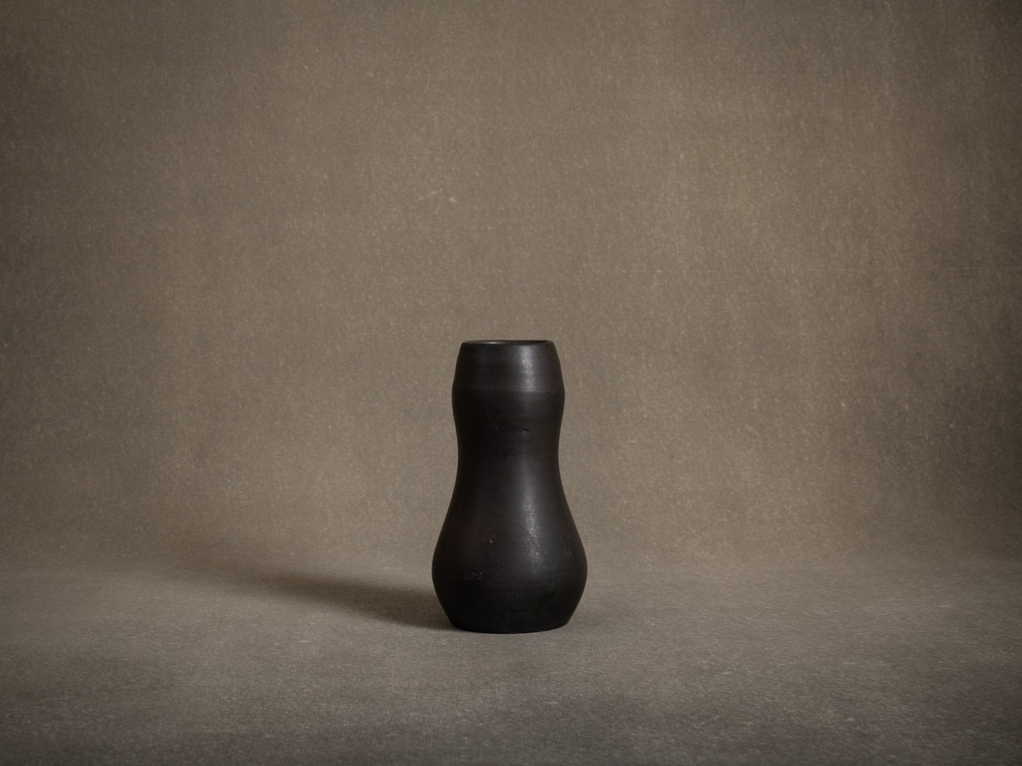 Vase coloquinte en grès de Roger Jacques, France (vers 1975)..Oustanding japonisme hyotan vase by Roger Jacques in Saint‑Amand‑en‑Puisaye, France (circa 1975)