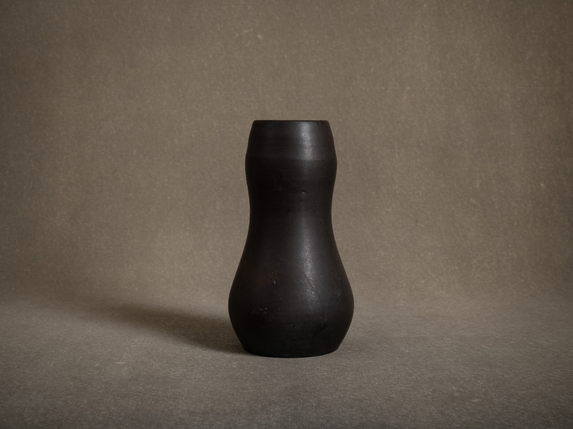 Vase coloquinte en grès de Roger Jacques, France (vers 1975)..Oustanding japonisme hyotan vase by Roger Jacques in Saint‑Amand‑en‑Puisaye, France (circa 1975)