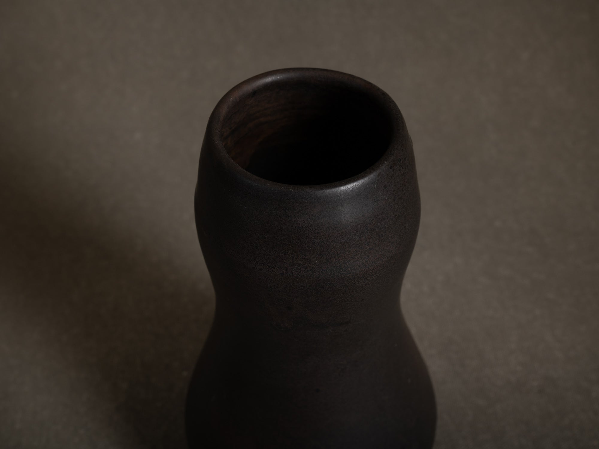 Vase coloquinte en grès de Roger Jacques, France (vers 1975)..Oustanding japonisme hyotan vase by Roger Jacques in Saint‑Amand‑en‑Puisaye, France (circa 1975)