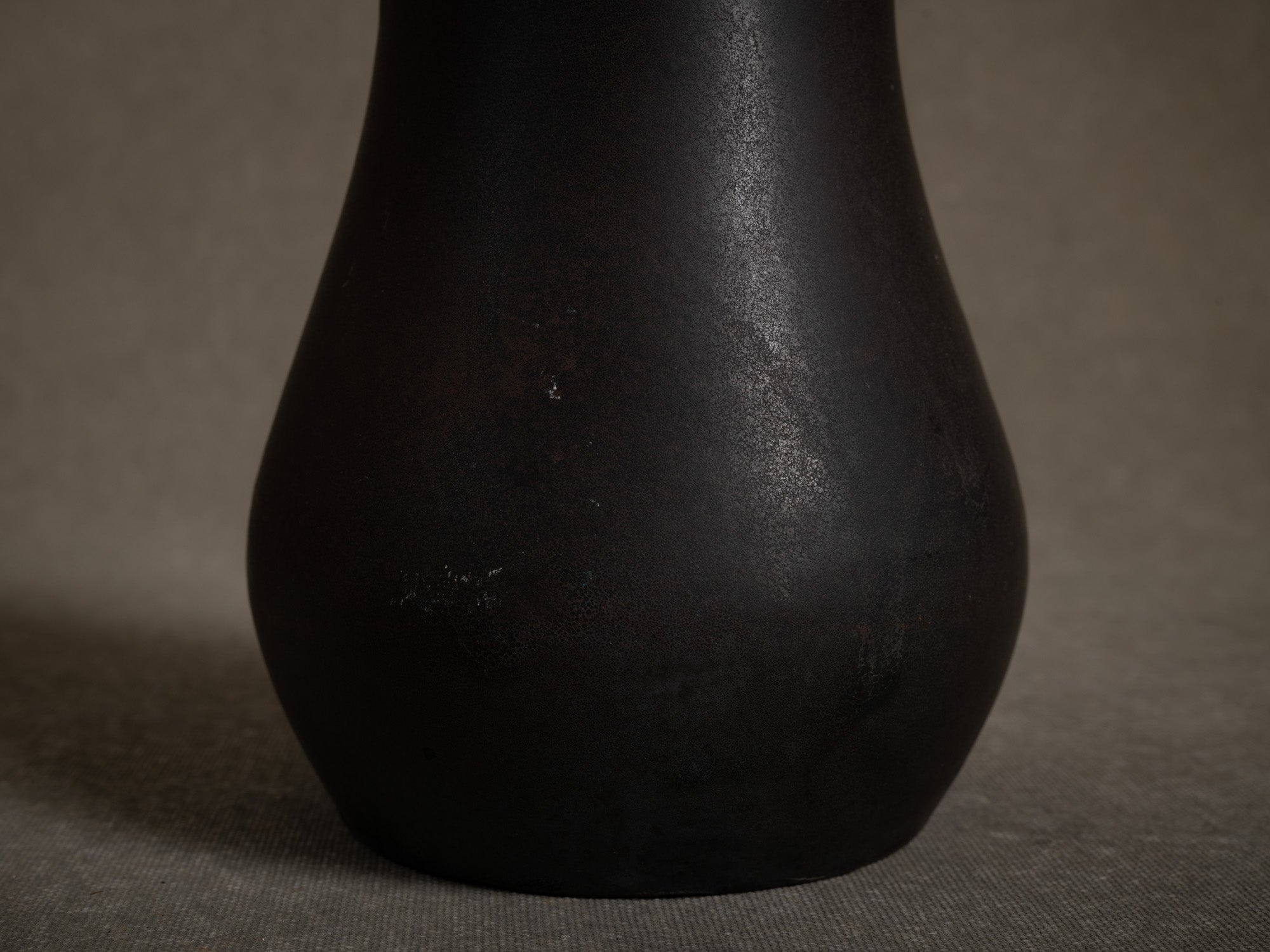Vase coloquinte en grès de Roger Jacques, France (vers 1975)..Oustanding japonisme hyotan vase by Roger Jacques in Saint‑Amand‑en‑Puisaye, France (circa 1975)