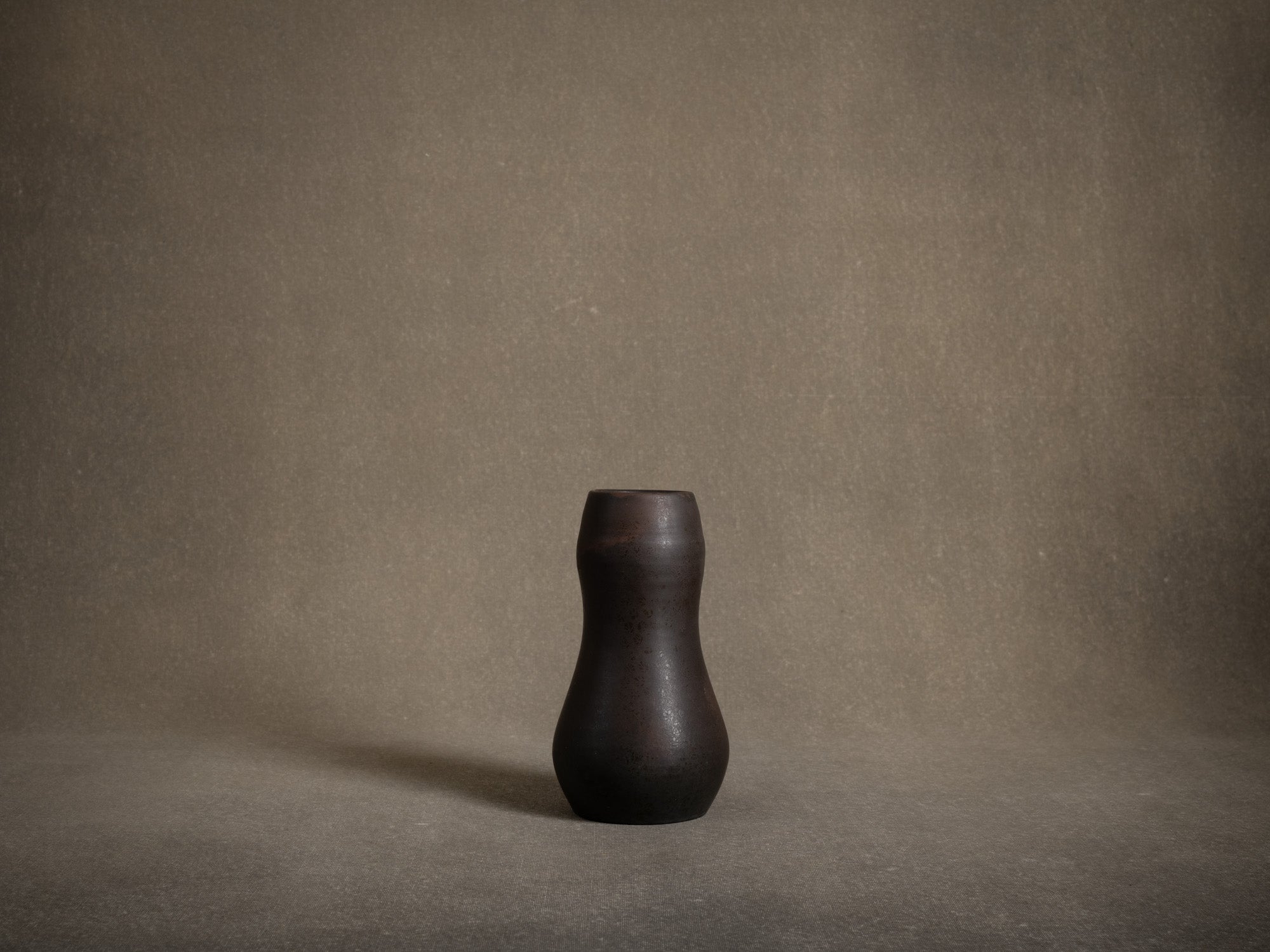 Vase coloquinte en grès de Roger Jacques, France (vers 1975)..Oustanding japonisme hyotan vase by Roger Jacques in Saint‑Amand‑en‑Puisaye, France (circa 1975)