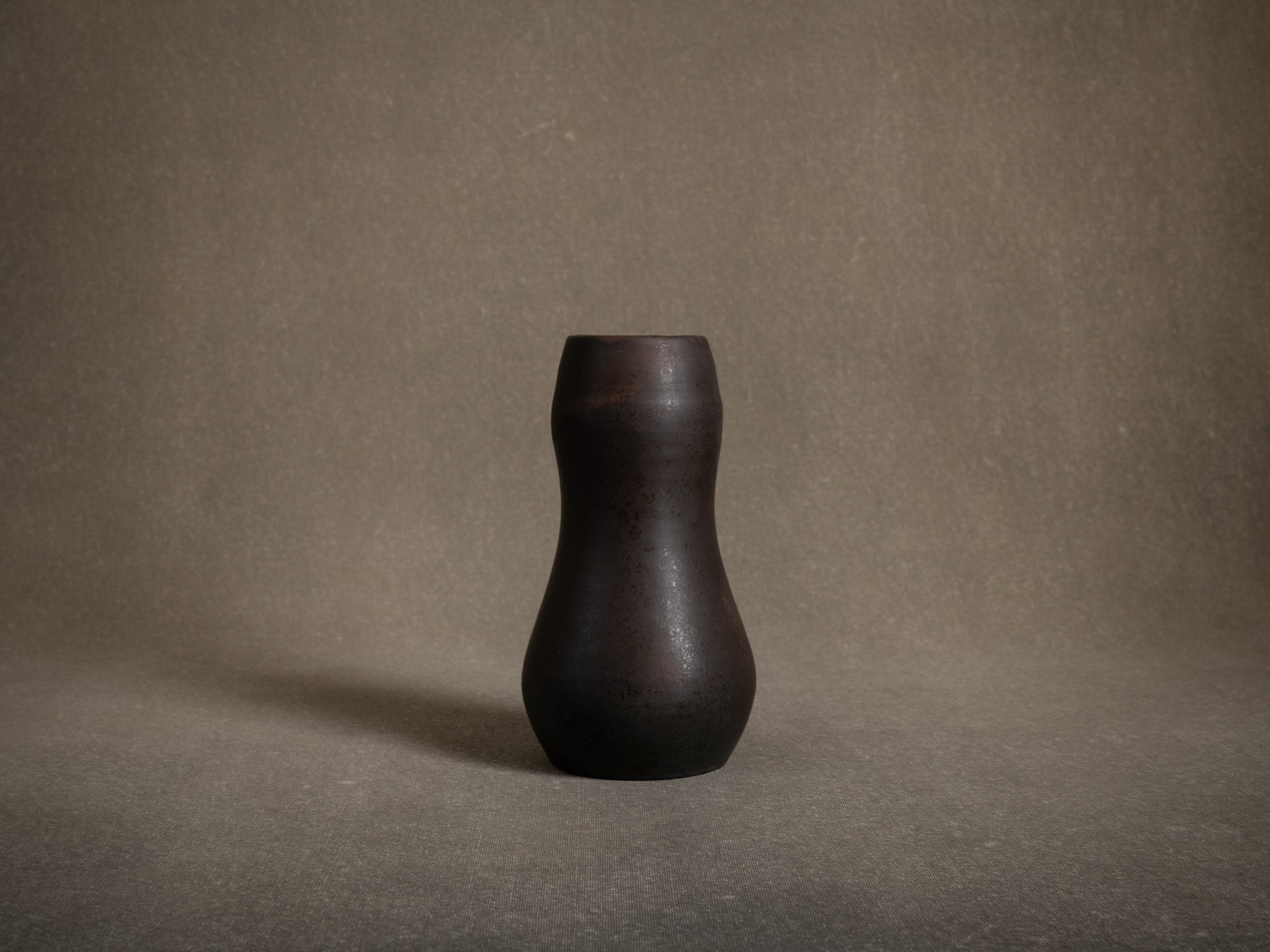 Vase coloquinte en grès de Roger Jacques, France (vers 1975)..Oustanding japonisme hyotan vase by Roger Jacques in Saint‑Amand‑en‑Puisaye, France (circa 1975)