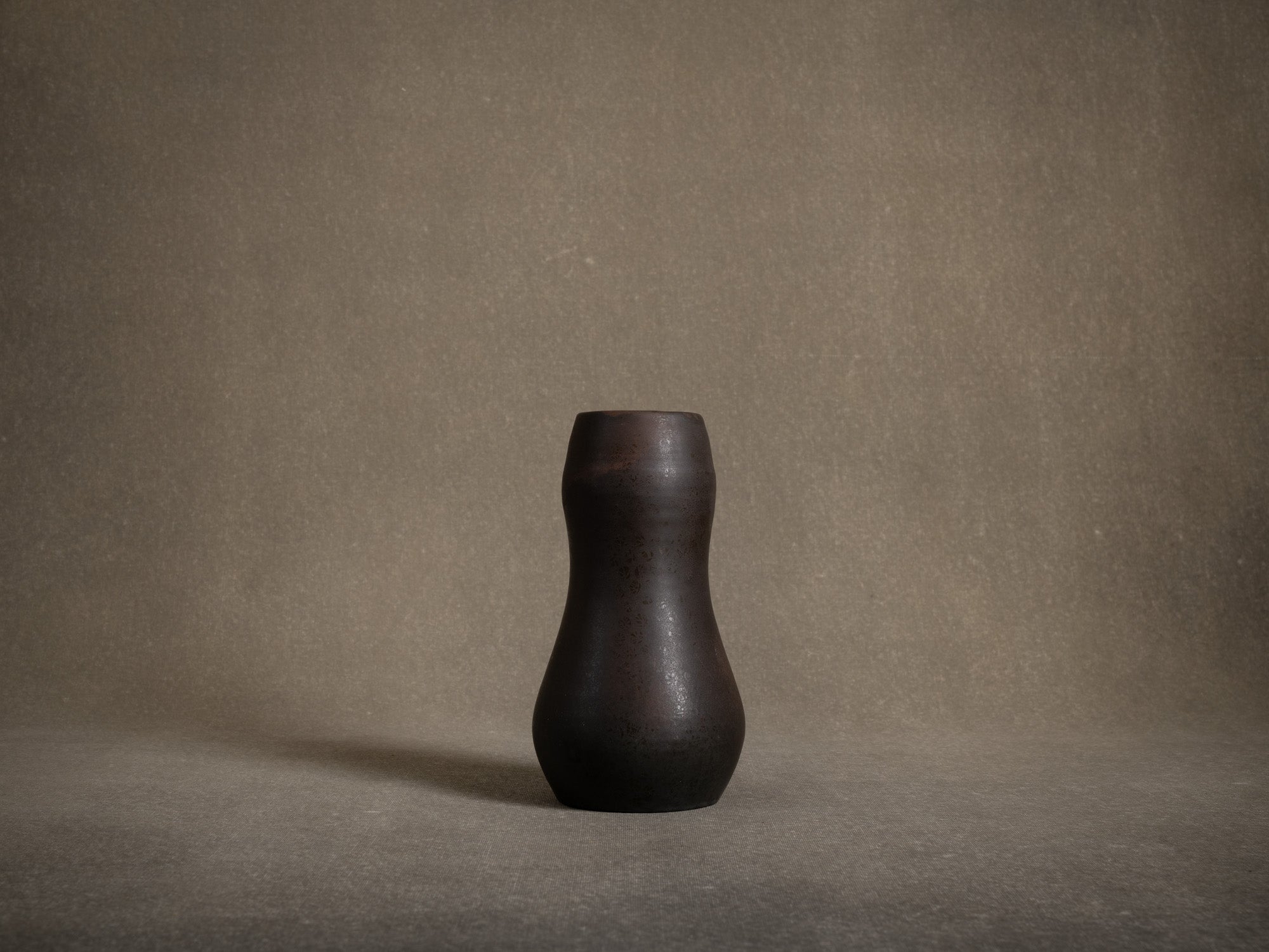 Vase coloquinte en grès de Roger Jacques, France (vers 1975)..Oustanding japonisme hyotan vase by Roger Jacques in Saint‑Amand‑en‑Puisaye, France (circa 1975)