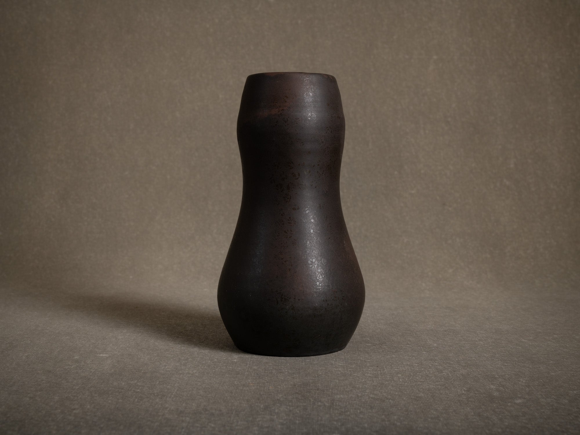 Vase coloquinte en grès de Roger Jacques, France (vers 1975)..Oustanding japonisme hyotan vase by Roger Jacques in Saint‑Amand‑en‑Puisaye, France (circa 1975)