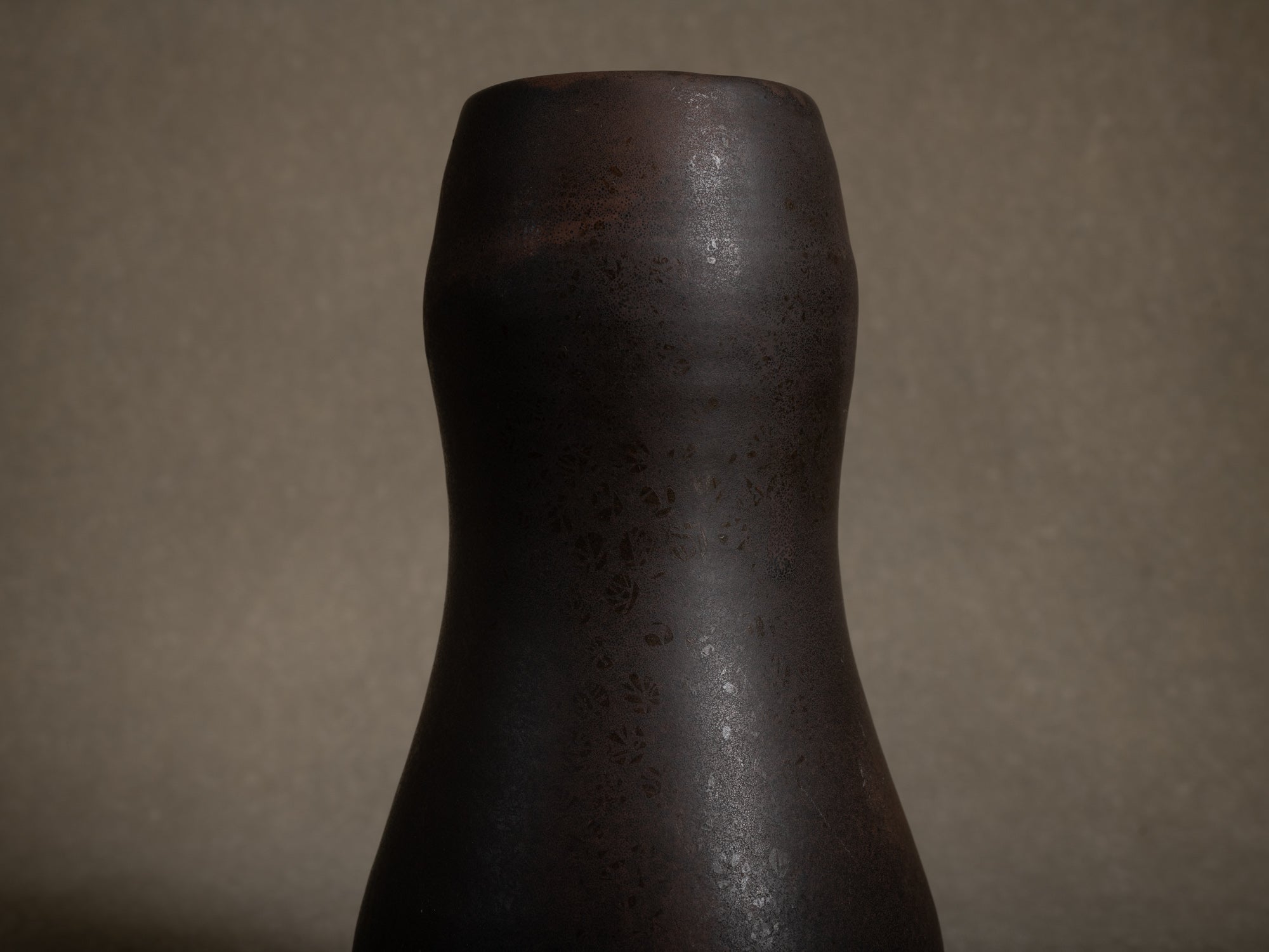 Vase coloquinte en grès de Roger Jacques, France (vers 1975)..Oustanding japonisme hyotan vase by Roger Jacques in Saint‑Amand‑en‑Puisaye, France (circa 1975)