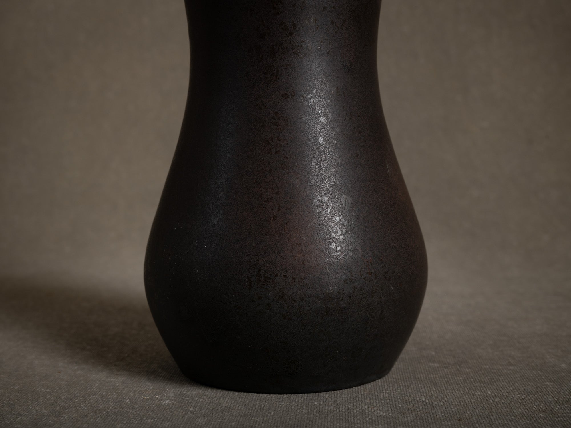 Vase coloquinte en grès de Roger Jacques, France (vers 1975)..Oustanding japonisme hyotan vase by Roger Jacques in Saint‑Amand‑en‑Puisaye, France (circa 1975)