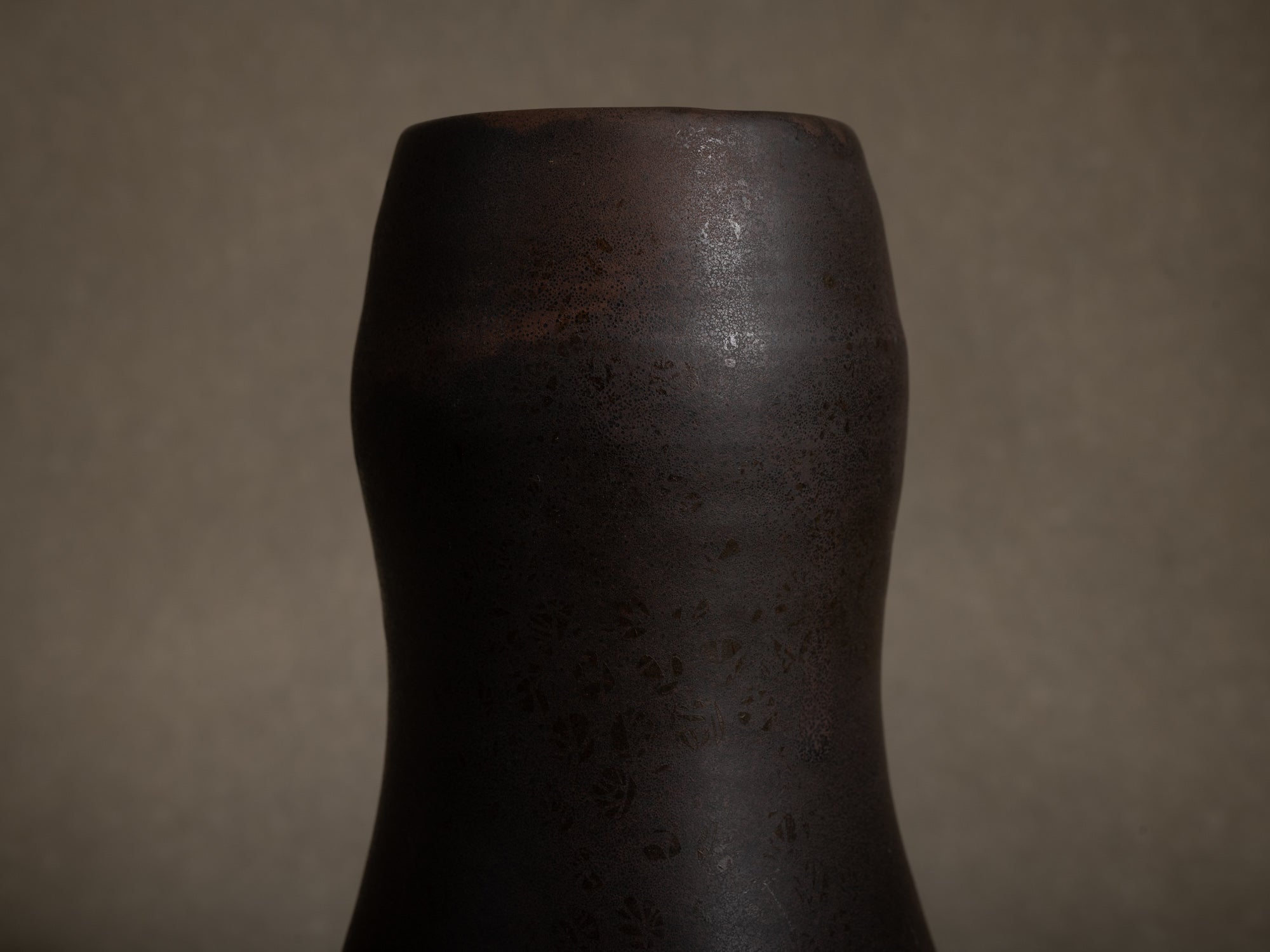 Vase coloquinte en grès de Roger Jacques, France (vers 1975)..Oustanding japonisme hyotan vase by Roger Jacques in Saint‑Amand‑en‑Puisaye, France (circa 1975)