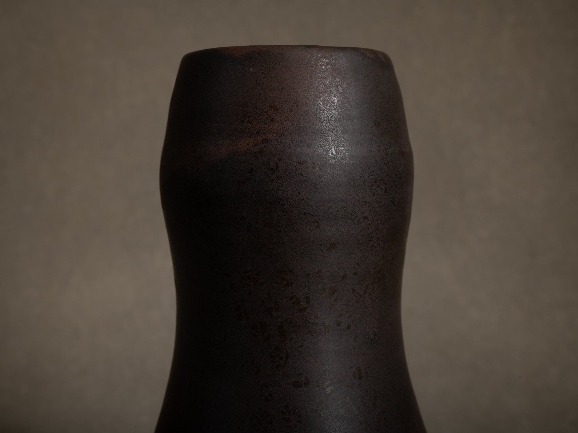 Vase coloquinte en grès de Roger Jacques, France (vers 1975)..Oustanding japonisme hyotan vase by Roger Jacques in Saint‑Amand‑en‑Puisaye, France (circa 1975)