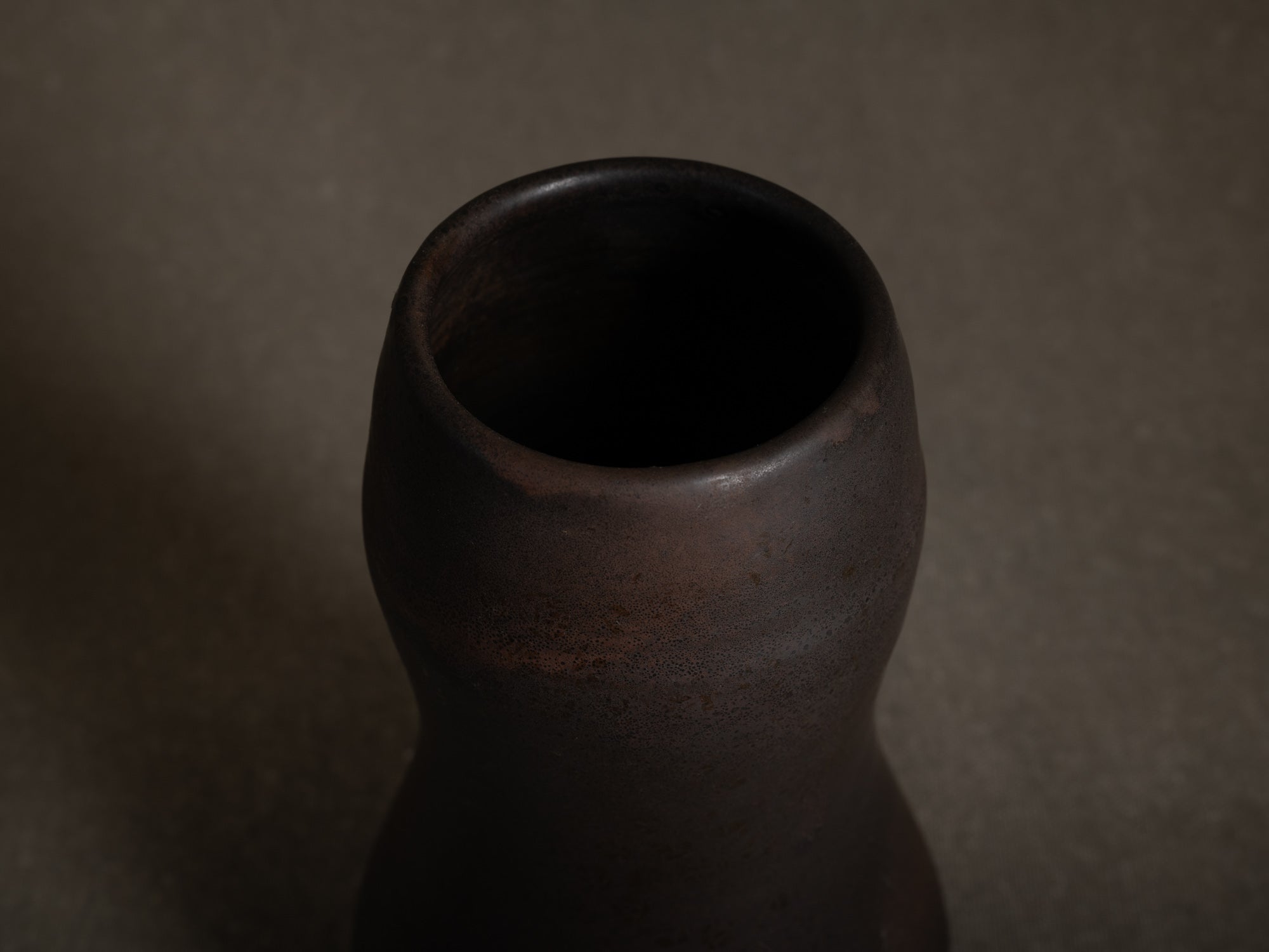 Vase coloquinte en grès de Roger Jacques, France (vers 1975)..Oustanding japonisme hyotan vase by Roger Jacques in Saint‑Amand‑en‑Puisaye, France (circa 1975)