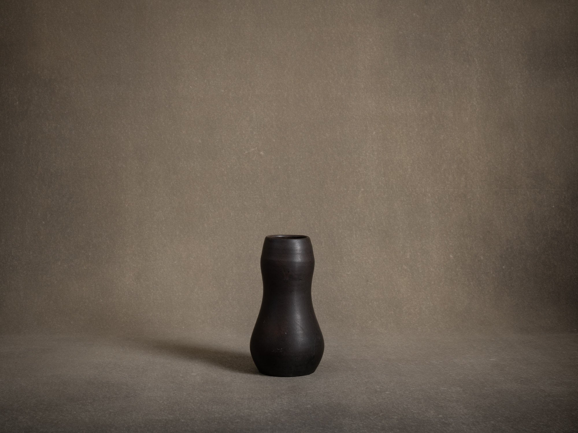 Vase coloquinte en grès de Roger Jacques, France (vers 1975)..Oustanding japonisme hyotan vase by Roger Jacques in Saint‑Amand‑en‑Puisaye, France (circa 1975)