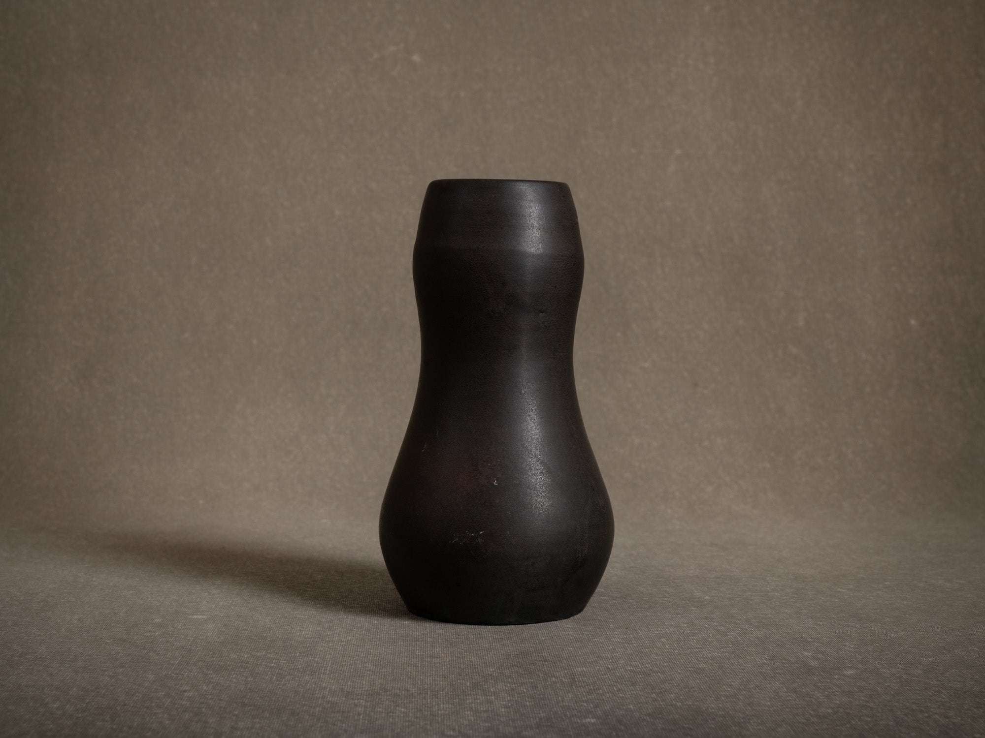 Vase coloquinte en grès de Roger Jacques, France (vers 1975)..Oustanding japonisme hyotan vase by Roger Jacques in Saint‑Amand‑en‑Puisaye, France (circa 1975)