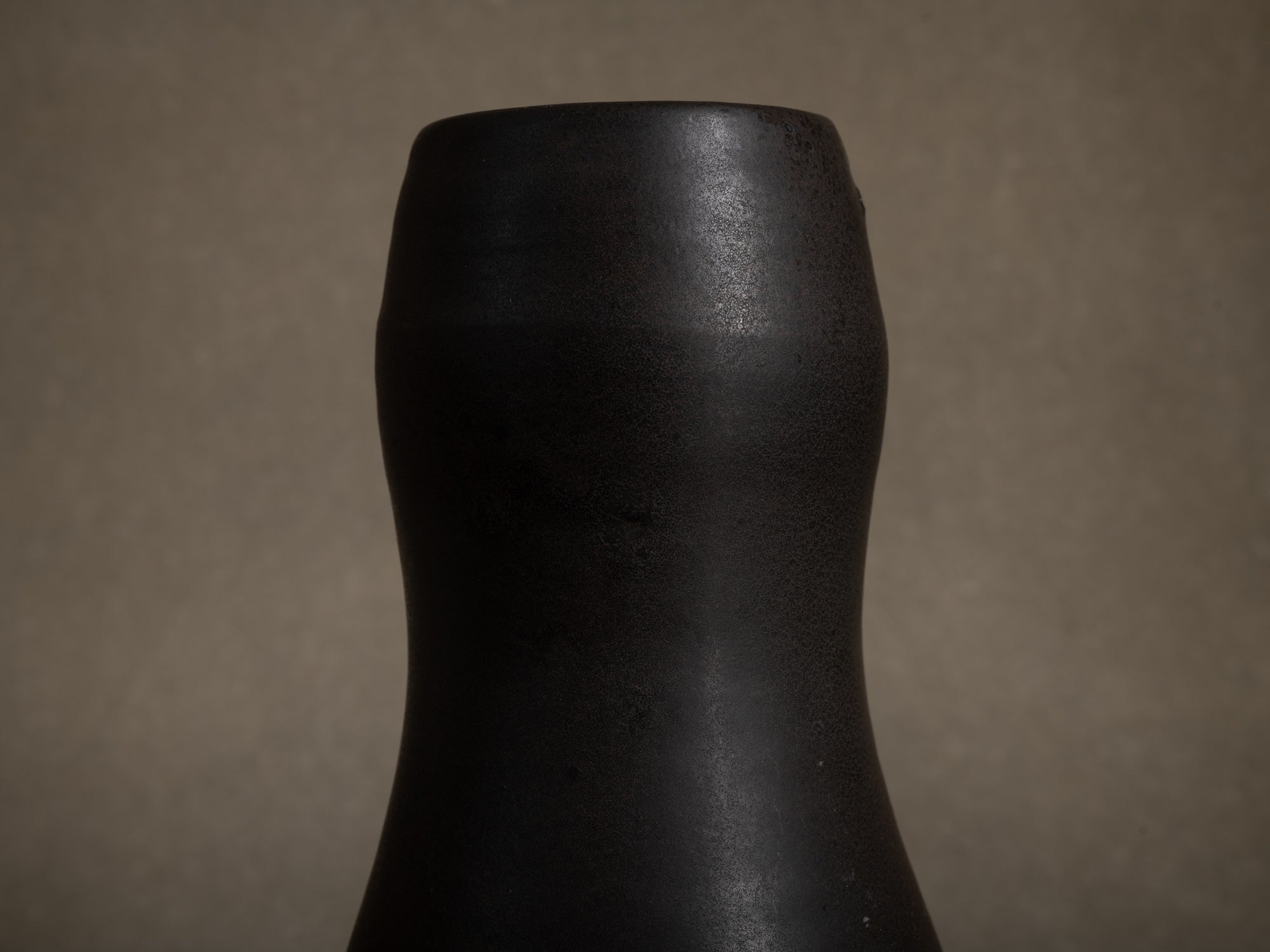 Vase coloquinte en grès de Roger Jacques, France (vers 1975)..Oustanding japonisme hyotan vase by Roger Jacques in Saint‑Amand‑en‑Puisaye, France (circa 1975)