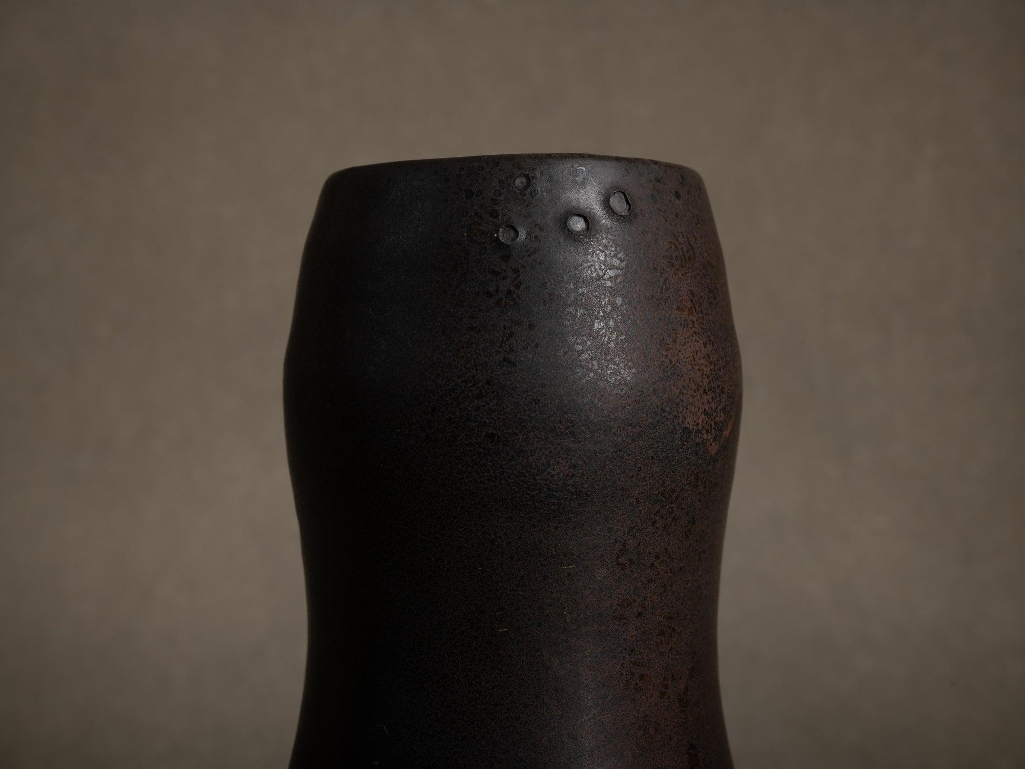 Vase coloquinte en grès de Roger Jacques, France (vers 1975)..Oustanding japonisme hyotan vase by Roger Jacques in Saint‑Amand‑en‑Puisaye, France (circa 1975)