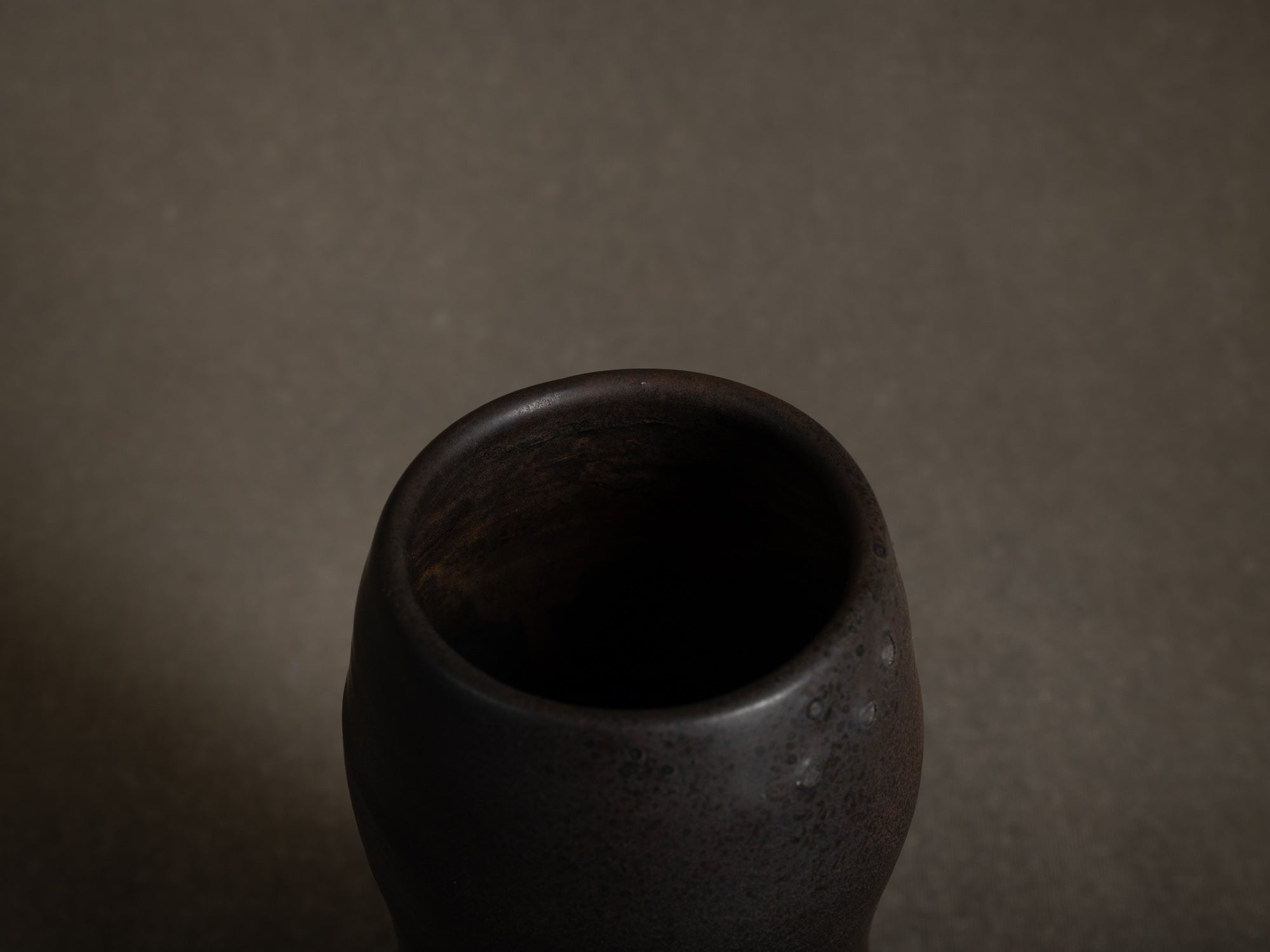 Vase coloquinte en grès de Roger Jacques, France (vers 1975)..Oustanding japonisme hyotan vase by Roger Jacques in Saint‑Amand‑en‑Puisaye, France (circa 1975)