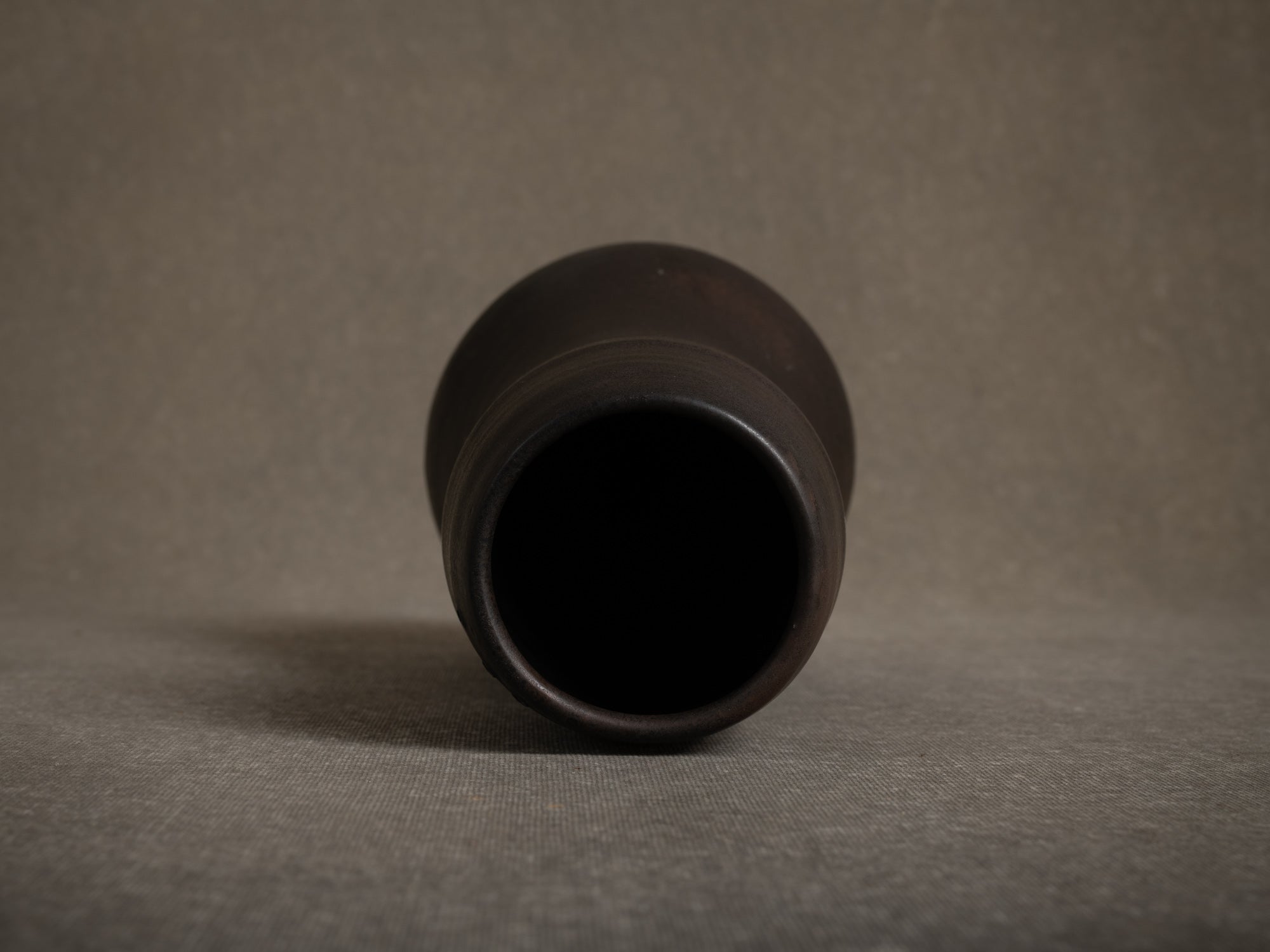 Vase coloquinte en grès de Roger Jacques, France (vers 1975)..Oustanding japonisme hyotan vase by Roger Jacques in Saint‑Amand‑en‑Puisaye, France (circa 1975)