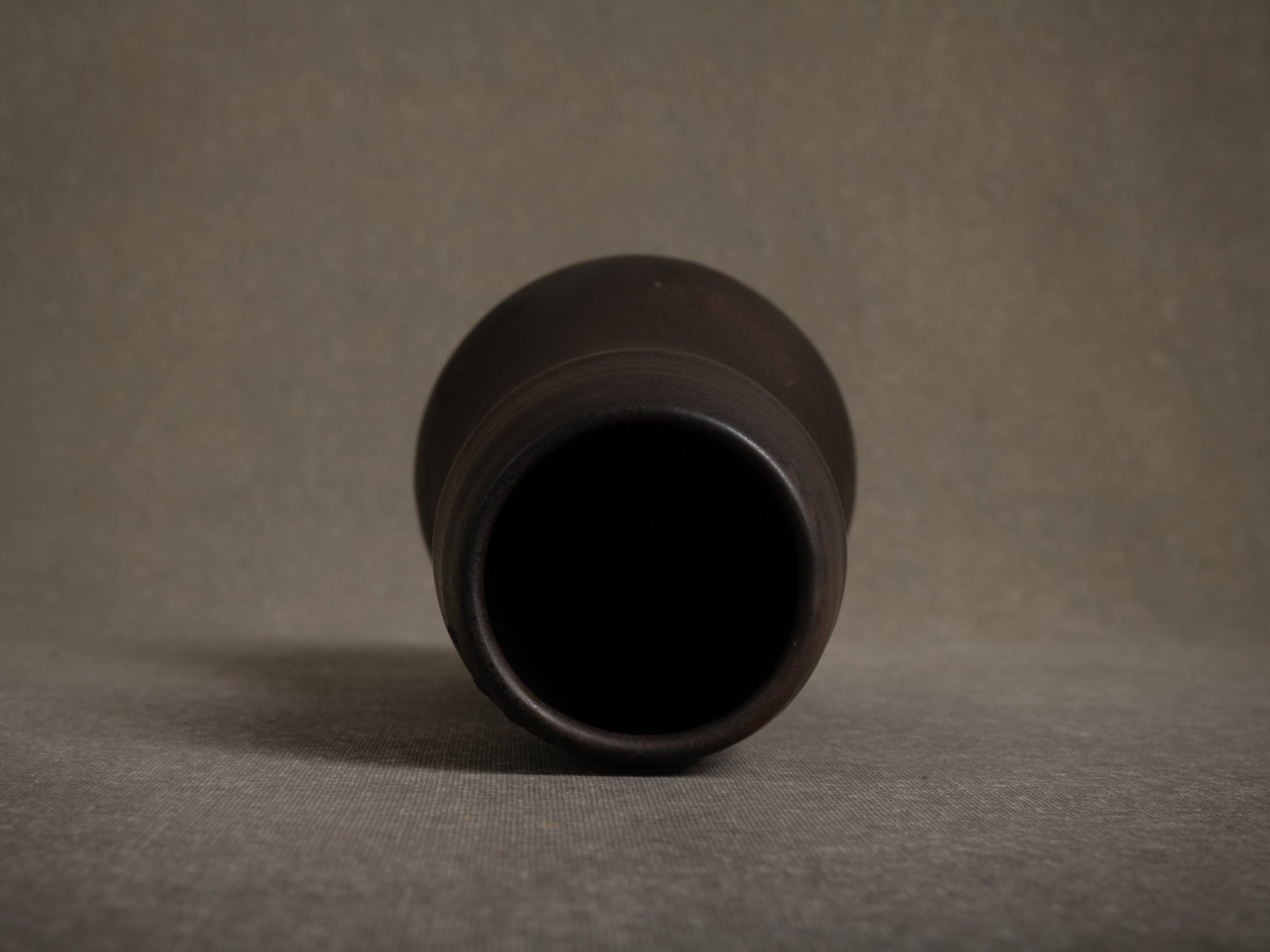 Vase coloquinte en grès de Roger Jacques, France (vers 1975)..Oustanding japonisme hyotan vase by Roger Jacques in Saint‑Amand‑en‑Puisaye, France (circa 1975)