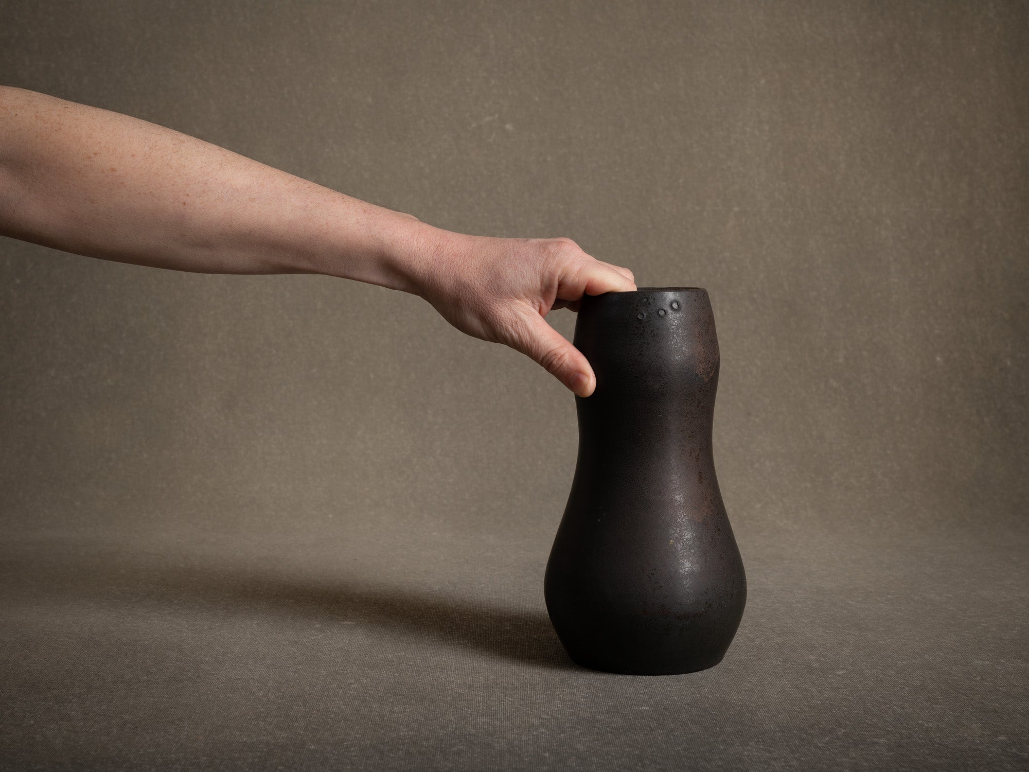 Vase coloquinte en grès de Roger Jacques, France (vers 1975)..Oustanding japonisme hyotan vase by Roger Jacques in Saint‑Amand‑en‑Puisaye, France (circa 1975)