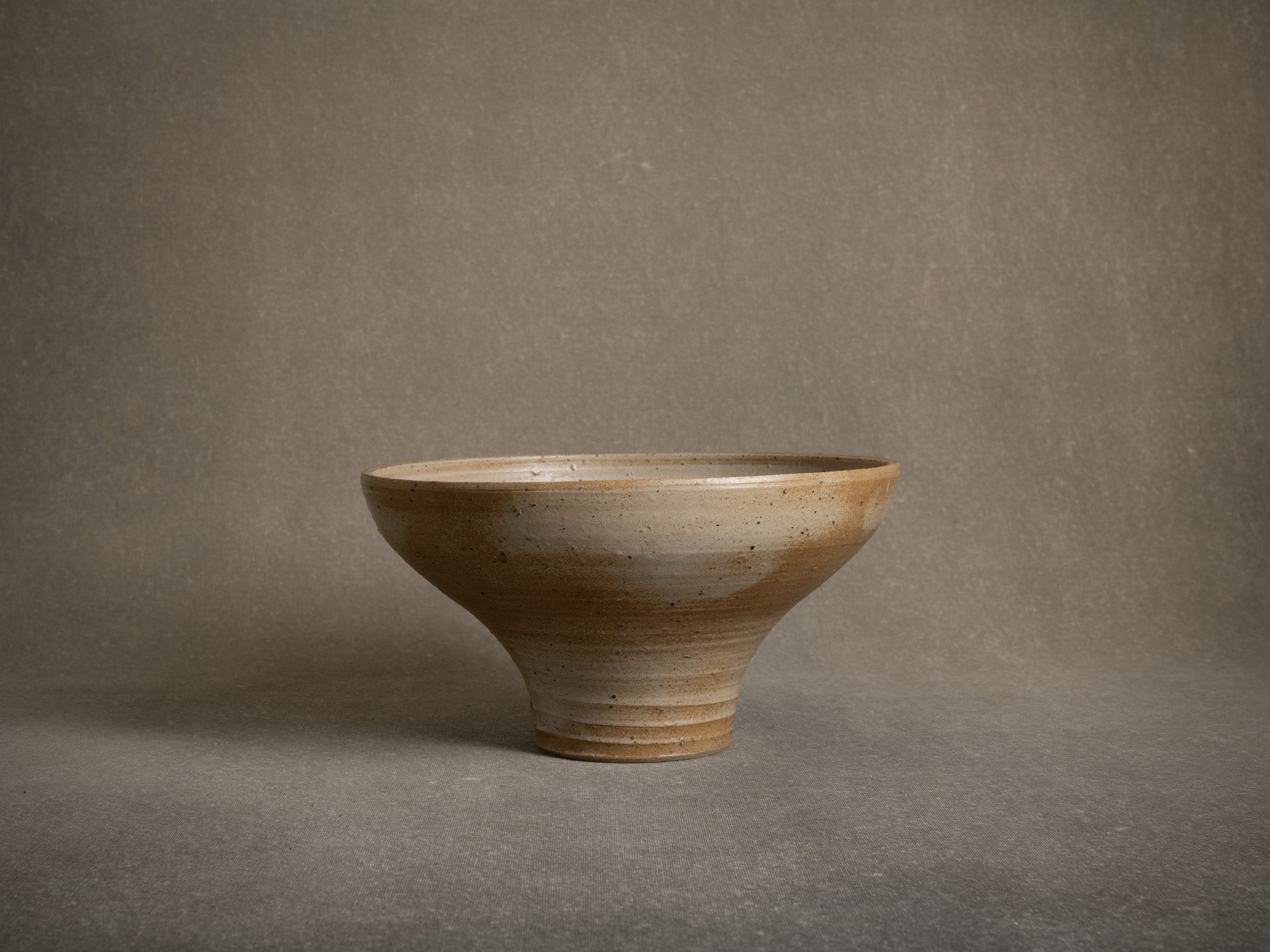 Important vase à ikebana en grès pyrité de Charles Gaudry, France (vers 1970-75)..Oustanding ikebana flower vase vase by Charles Gaudry in Saint‑Amand‑en‑Puisaye, France (circa 1970-75)
