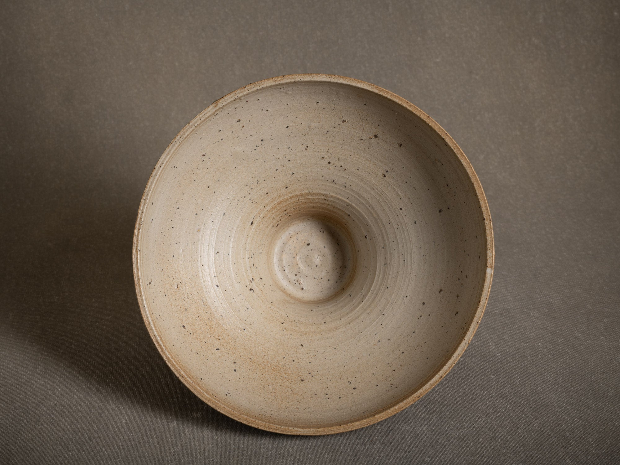 Important vase à ikebana en grès pyrité de Charles Gaudry, France (vers 1970-75)..Oustanding ikebana flower vase vase by Charles Gaudry in Saint‑Amand‑en‑Puisaye, France (circa 1970-75)