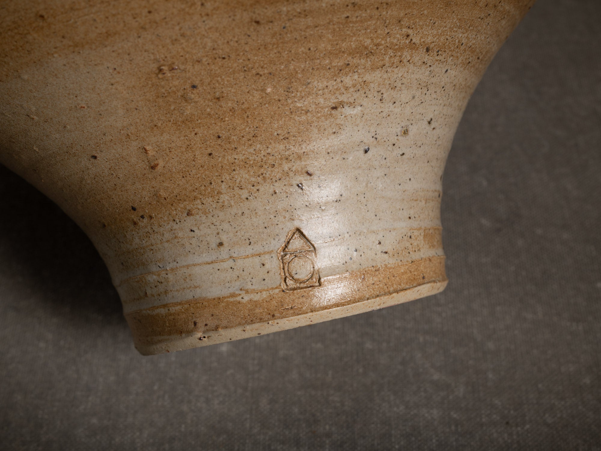 Important vase à ikebana en grès pyrité de Charles Gaudry, France (vers 1970-75)..Oustanding ikebana flower vase vase by Charles Gaudry in Saint‑Amand‑en‑Puisaye, France (circa 1970-75)