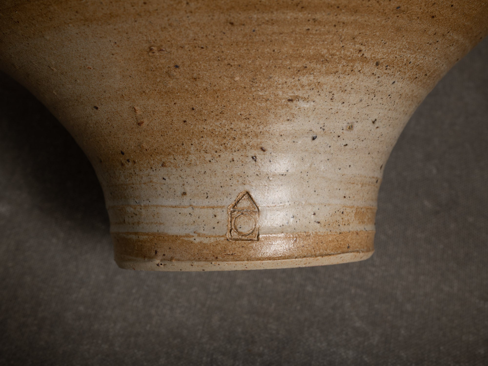 Important vase à ikebana en grès pyrité de Charles Gaudry, France (vers 1970-75)..Oustanding ikebana flower vase vase by Charles Gaudry in Saint‑Amand‑en‑Puisaye, France (circa 1970-75)