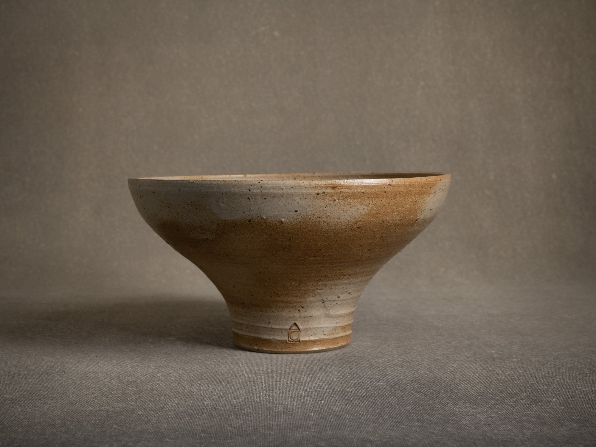 Important vase à ikebana en grès pyrité de Charles Gaudry, France (vers 1970-75)..Oustanding ikebana flower vase vase by Charles Gaudry in Saint‑Amand‑en‑Puisaye, France (circa 1970-75)