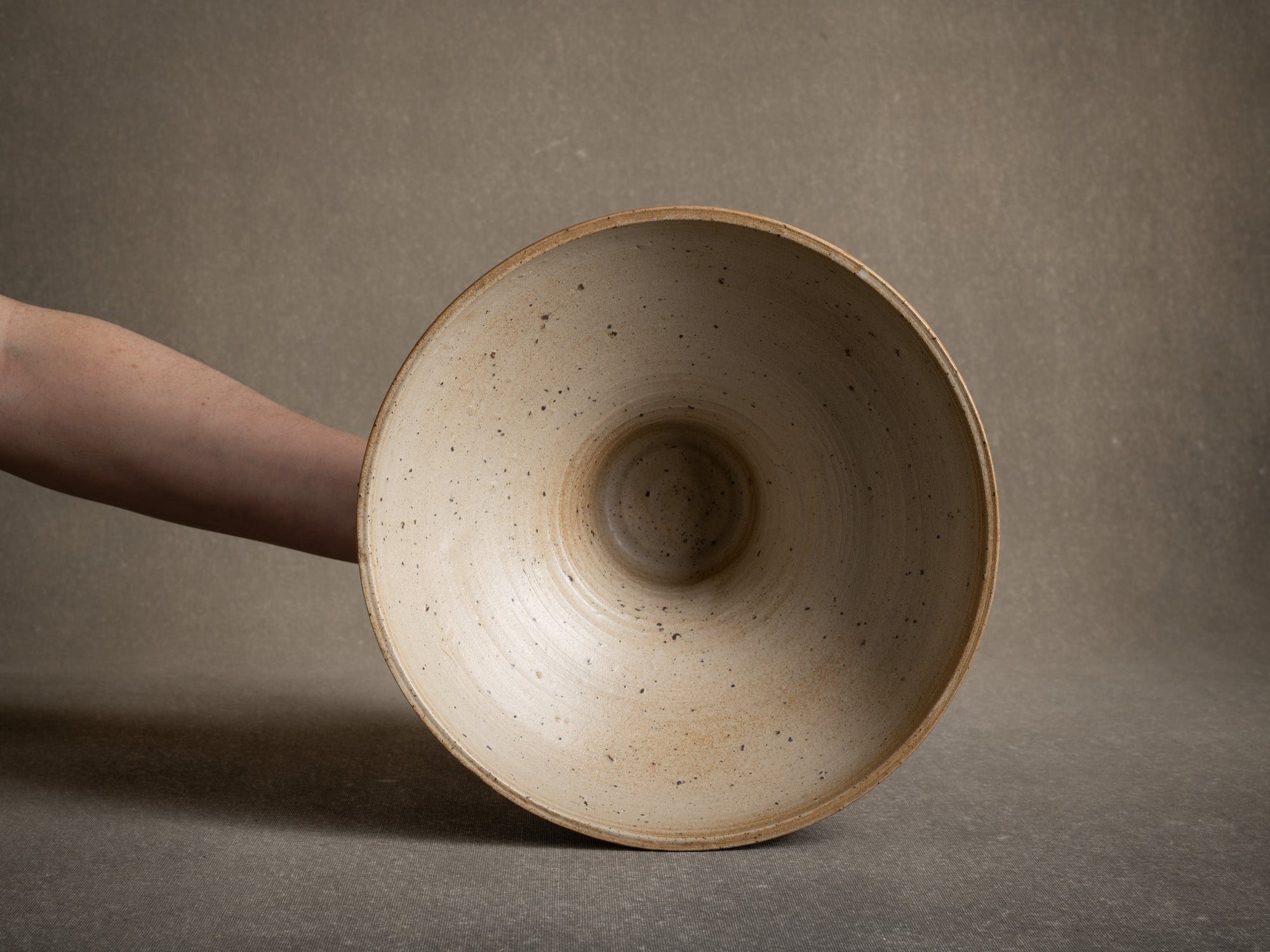 Important vase à ikebana en grès pyrité de Charles Gaudry, France (vers 1970-75)..Oustanding ikebana flower vase vase by Charles Gaudry in Saint‑Amand‑en‑Puisaye, France (circa 1970-75)