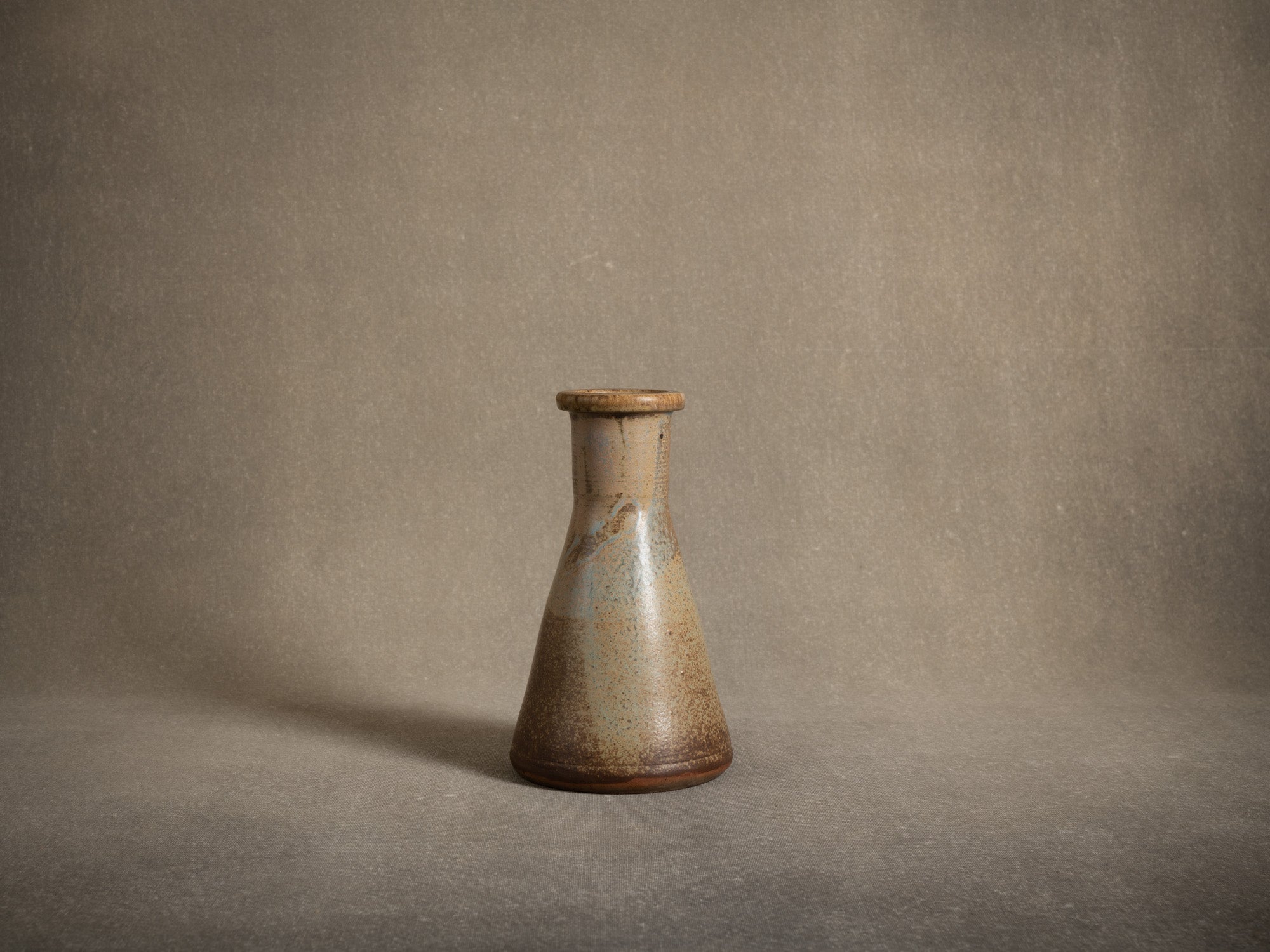 Vase Tokkuri en grès de Pierre Pigaglio, France (vers 1950)..Oustanding japonisme tokkuri stoneware vase by Pierre Pigaglio in Saint‑Amand‑en‑Puisaye, France (circa 1950)