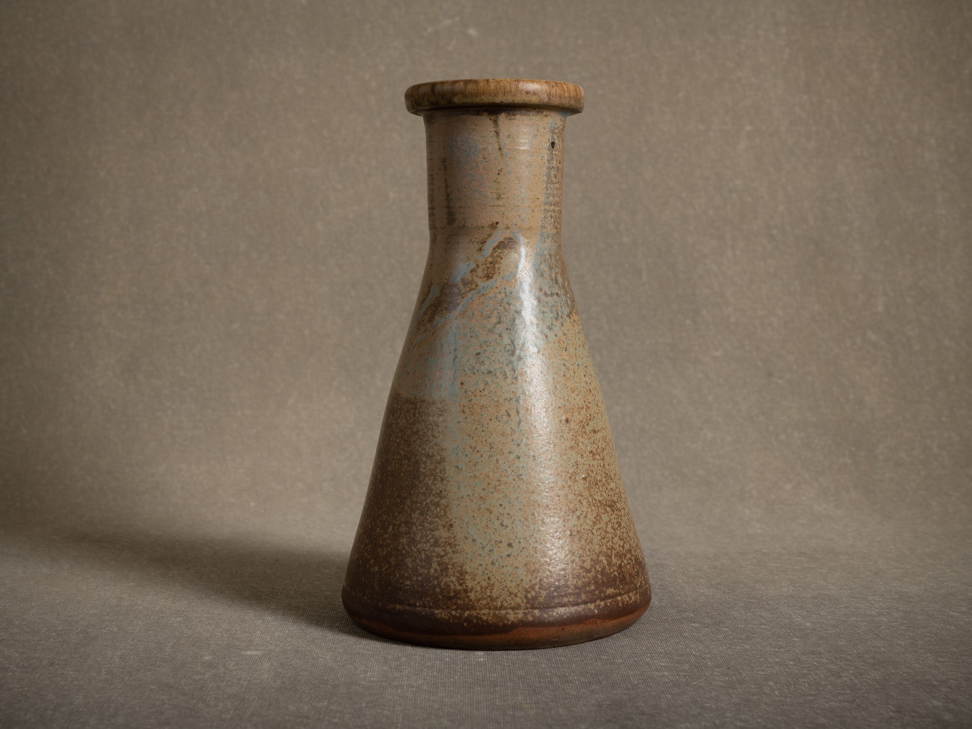 Vase Tokkuri en grès de Pierre Pigaglio, France (vers 1950)..Oustanding japonisme tokkuri stoneware vase by Pierre Pigaglio in Saint‑Amand‑en‑Puisaye, France (circa 1950)