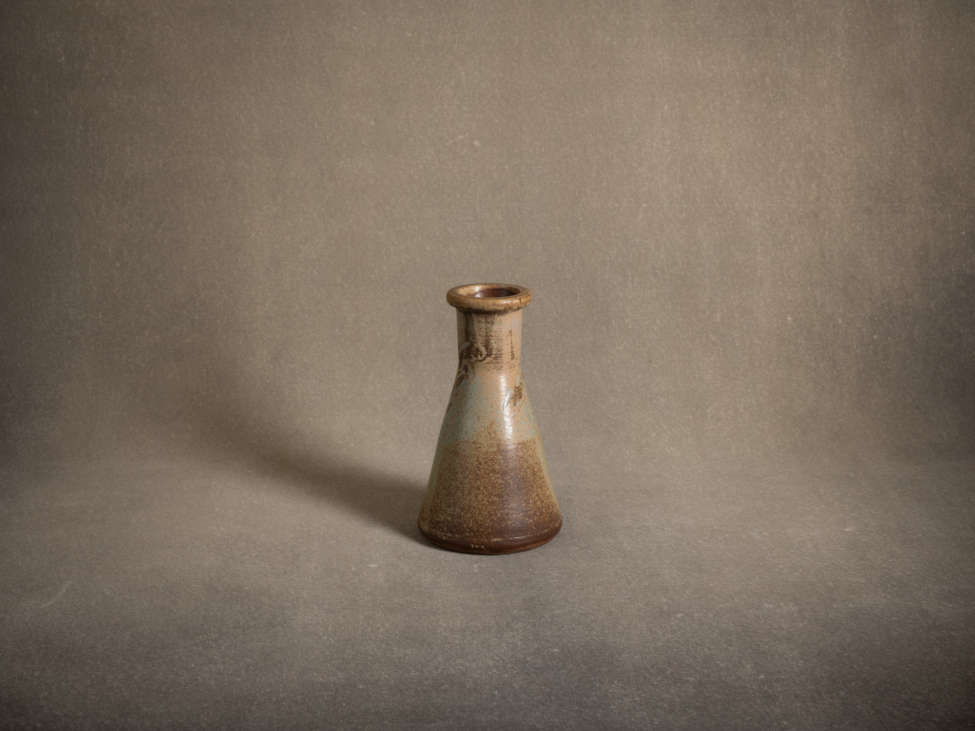 Vase Tokkuri en grès de Pierre Pigaglio, France (vers 1950)..Oustanding japonisme tokkuri stoneware vase by Pierre Pigaglio in Saint‑Amand‑en‑Puisaye, France (circa 1950)