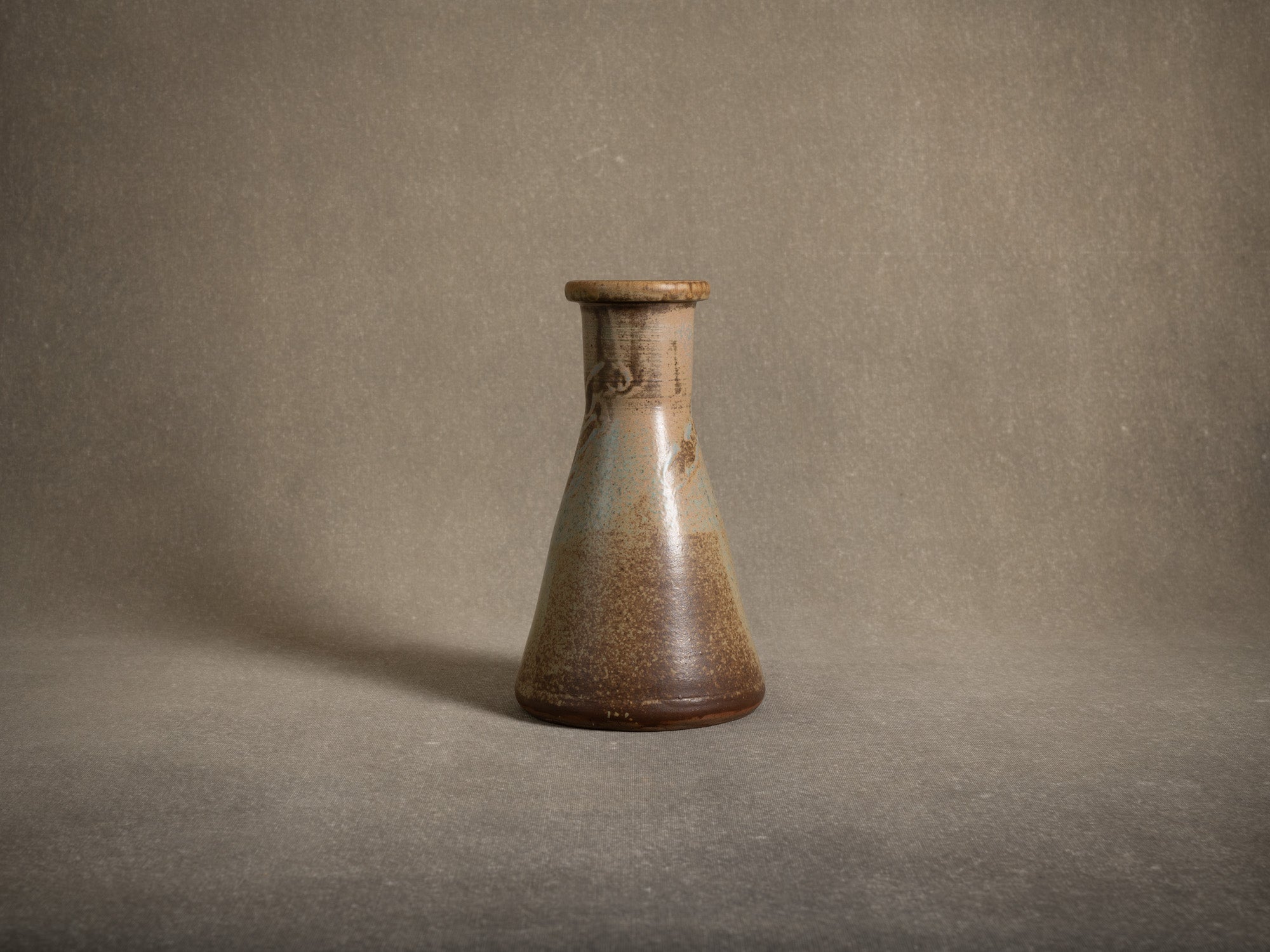 Vase Tokkuri en grès de Pierre Pigaglio, France (vers 1950)..Oustanding japonisme tokkuri stoneware vase by Pierre Pigaglio in Saint‑Amand‑en‑Puisaye, France (circa 1950)