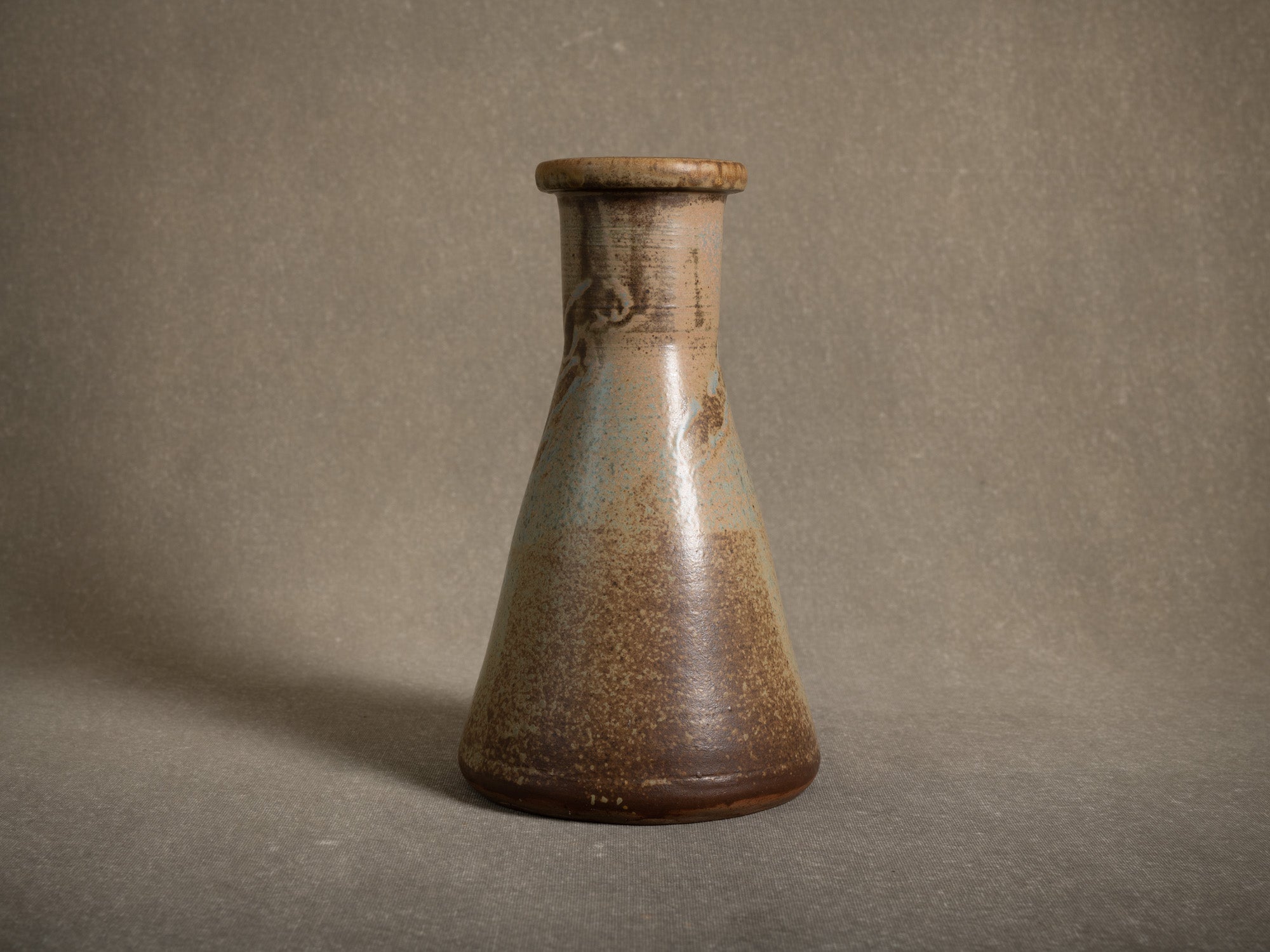 Vase Tokkuri en grès de Pierre Pigaglio, France (vers 1950)..Oustanding japonisme tokkuri stoneware vase by Pierre Pigaglio in Saint‑Amand‑en‑Puisaye, France (circa 1950)