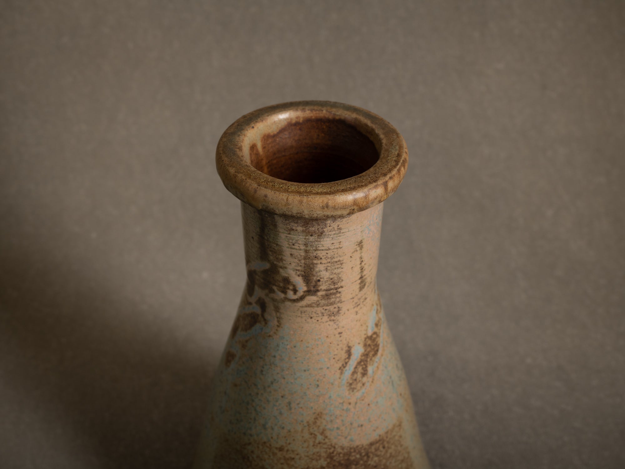Vase Tokkuri en grès de Pierre Pigaglio, France (vers 1950)..Oustanding japonisme tokkuri stoneware vase by Pierre Pigaglio in Saint‑Amand‑en‑Puisaye, France (circa 1950)