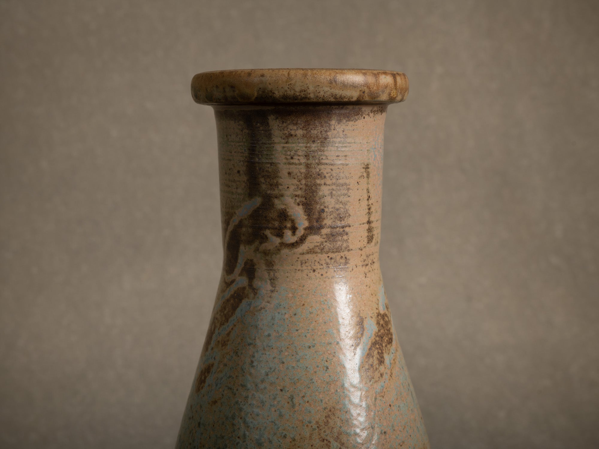 Vase Tokkuri en grès de Pierre Pigaglio, France (vers 1950)..Oustanding japonisme tokkuri stoneware vase by Pierre Pigaglio in Saint‑Amand‑en‑Puisaye, France (circa 1950)