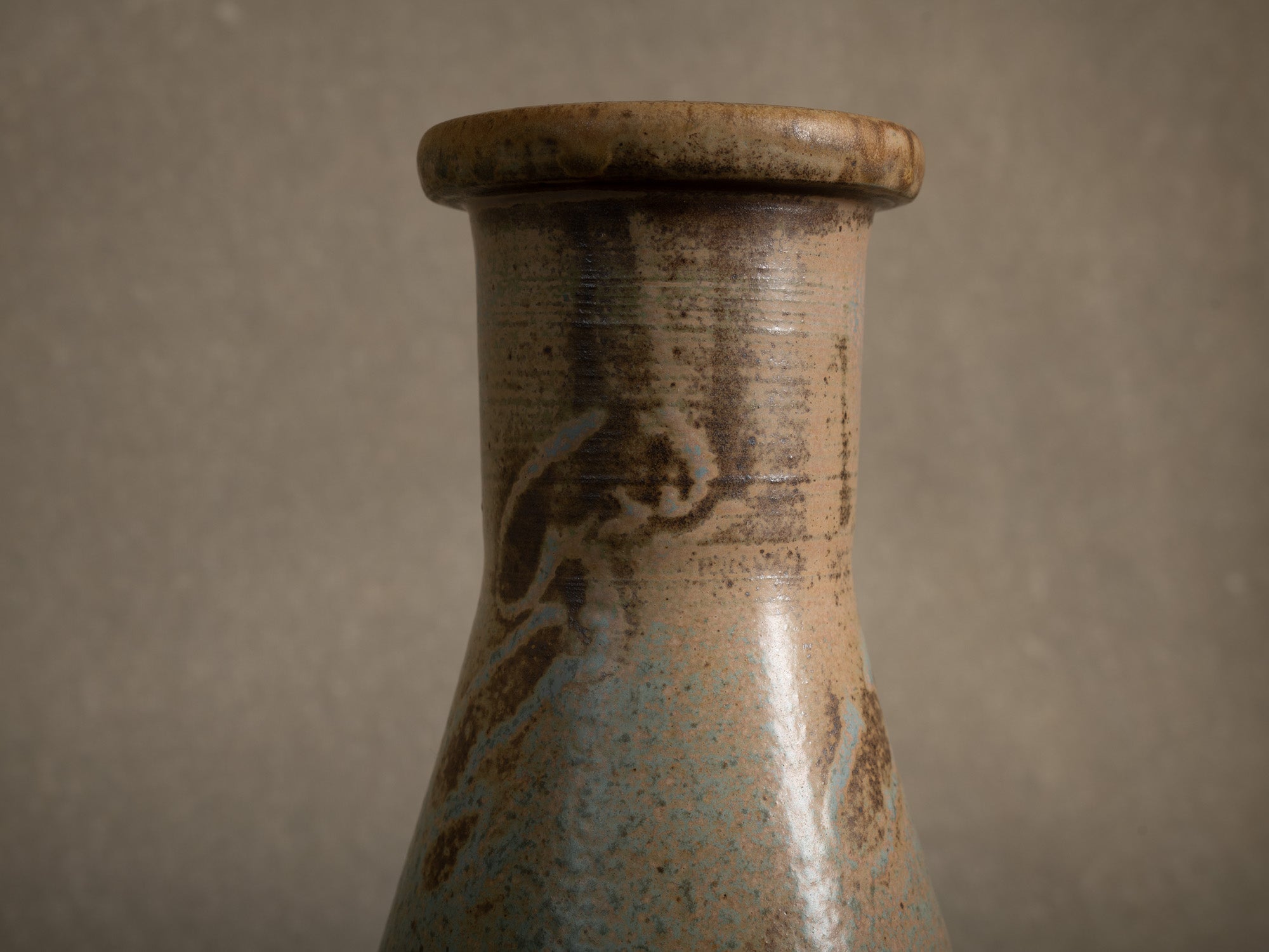 Vase Tokkuri en grès de Pierre Pigaglio, France (vers 1950)..Oustanding japonisme tokkuri stoneware vase by Pierre Pigaglio in Saint‑Amand‑en‑Puisaye, France (circa 1950)