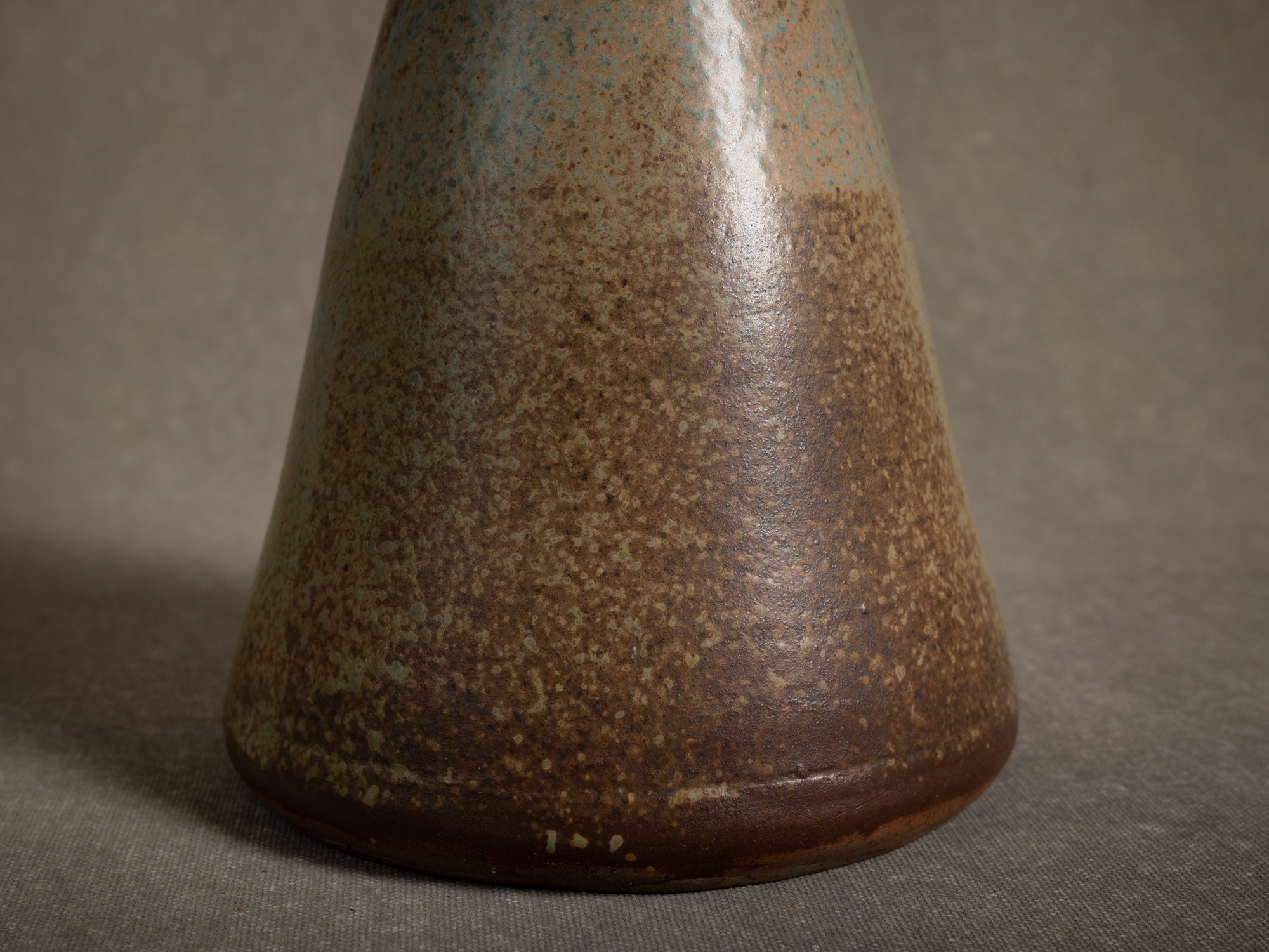 Vase Tokkuri en grès de Pierre Pigaglio, France (vers 1950)..Oustanding japonisme tokkuri stoneware vase by Pierre Pigaglio in Saint‑Amand‑en‑Puisaye, France (circa 1950)
