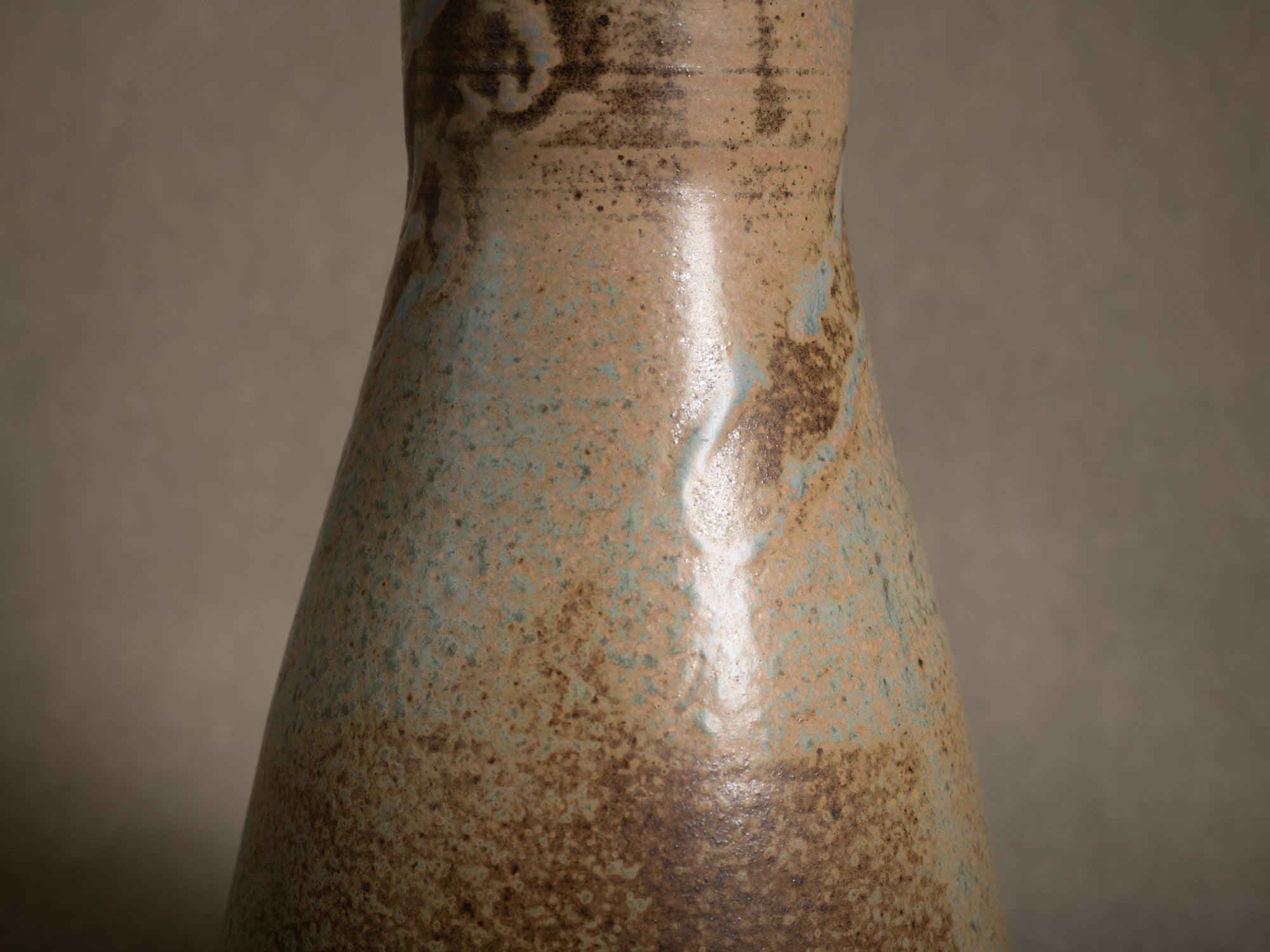 Vase Tokkuri en grès de Pierre Pigaglio, France (vers 1950)..Oustanding japonisme tokkuri stoneware vase by Pierre Pigaglio in Saint‑Amand‑en‑Puisaye, France (circa 1950)