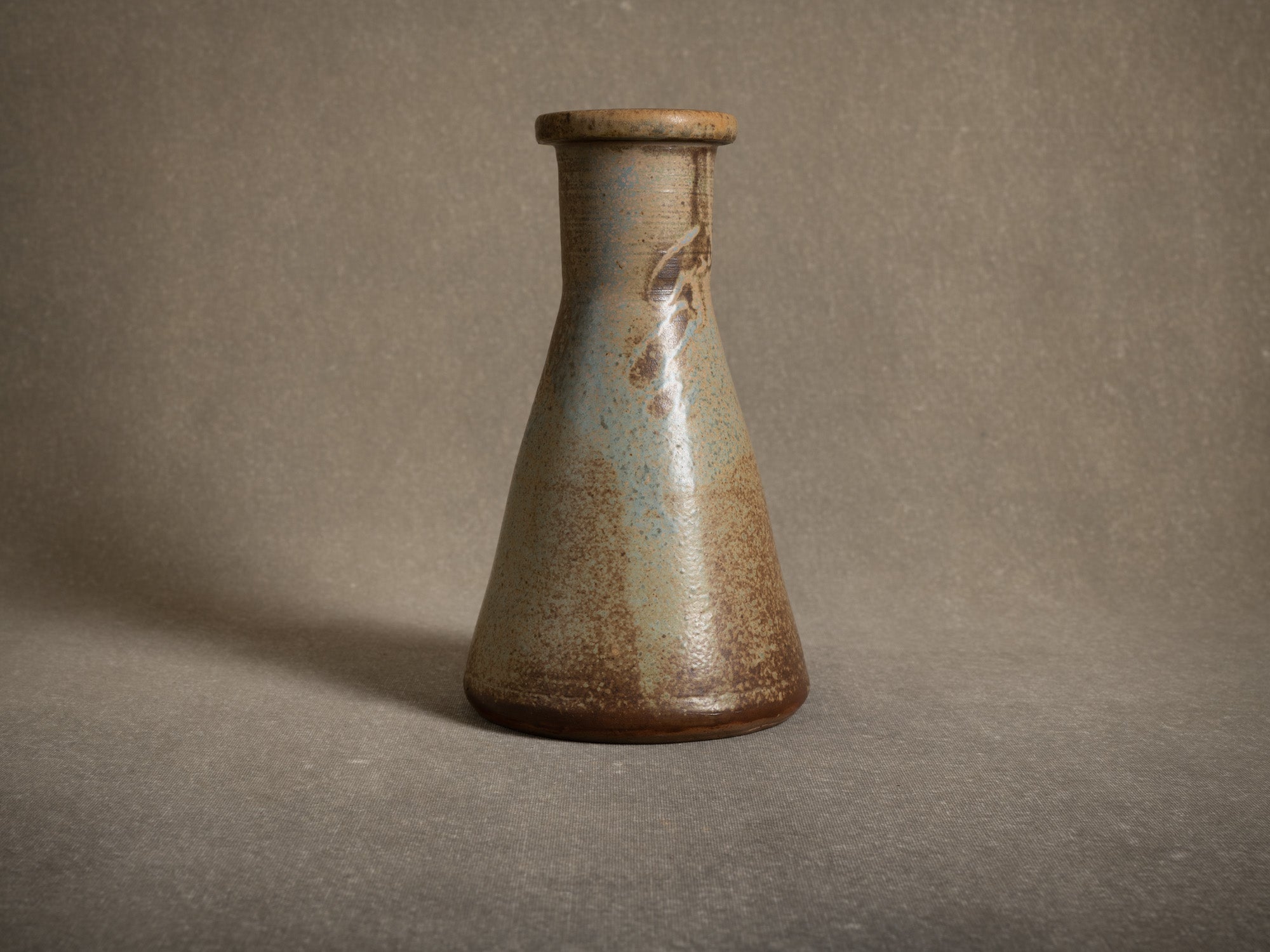 Vase Tokkuri en grès de Pierre Pigaglio, France (vers 1950)..Oustanding japonisme tokkuri stoneware vase by Pierre Pigaglio in Saint‑Amand‑en‑Puisaye, France (circa 1950)