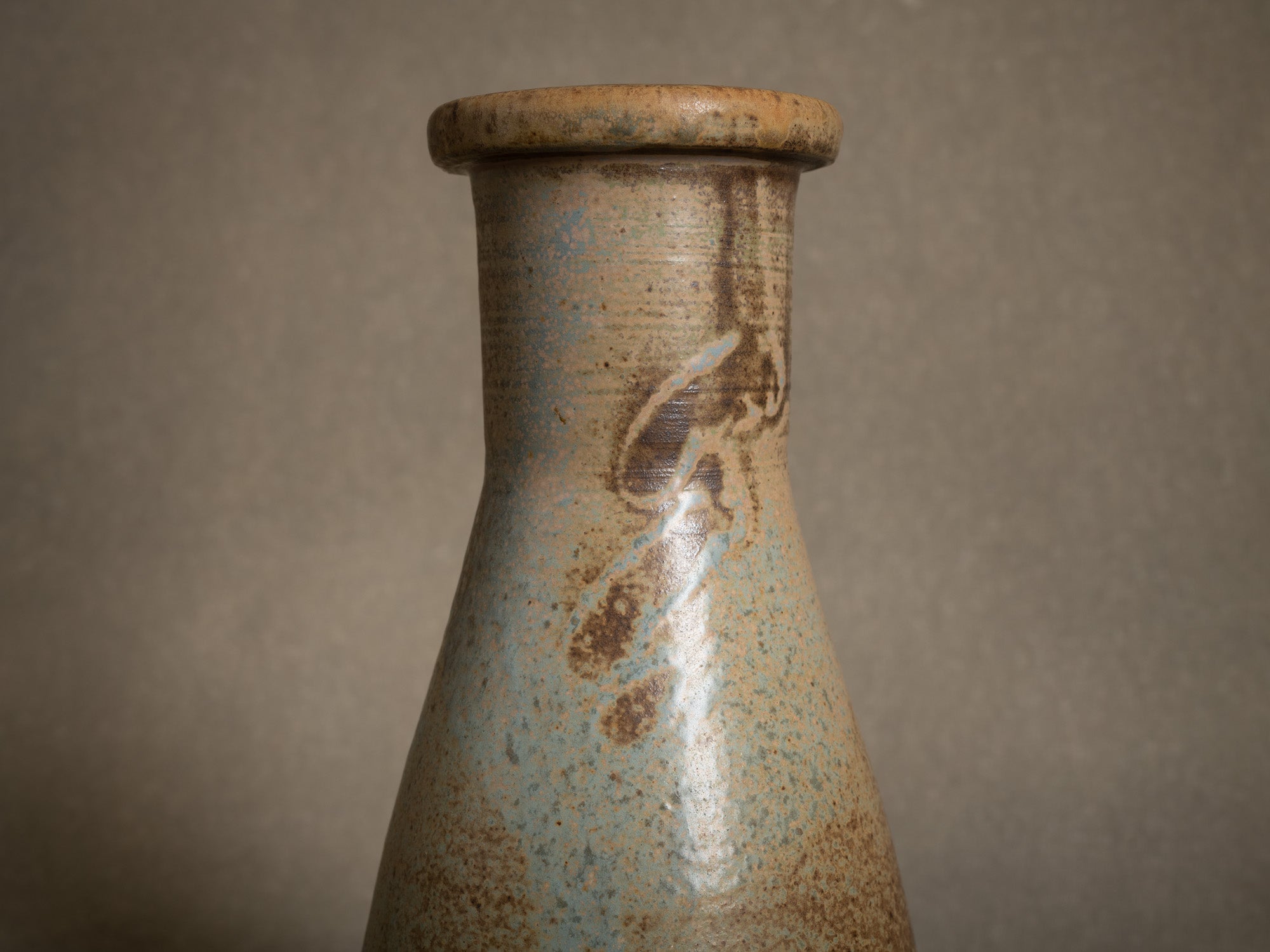 Vase Tokkuri en grès de Pierre Pigaglio, France (vers 1950)..Oustanding japonisme tokkuri stoneware vase by Pierre Pigaglio in Saint‑Amand‑en‑Puisaye, France (circa 1950)