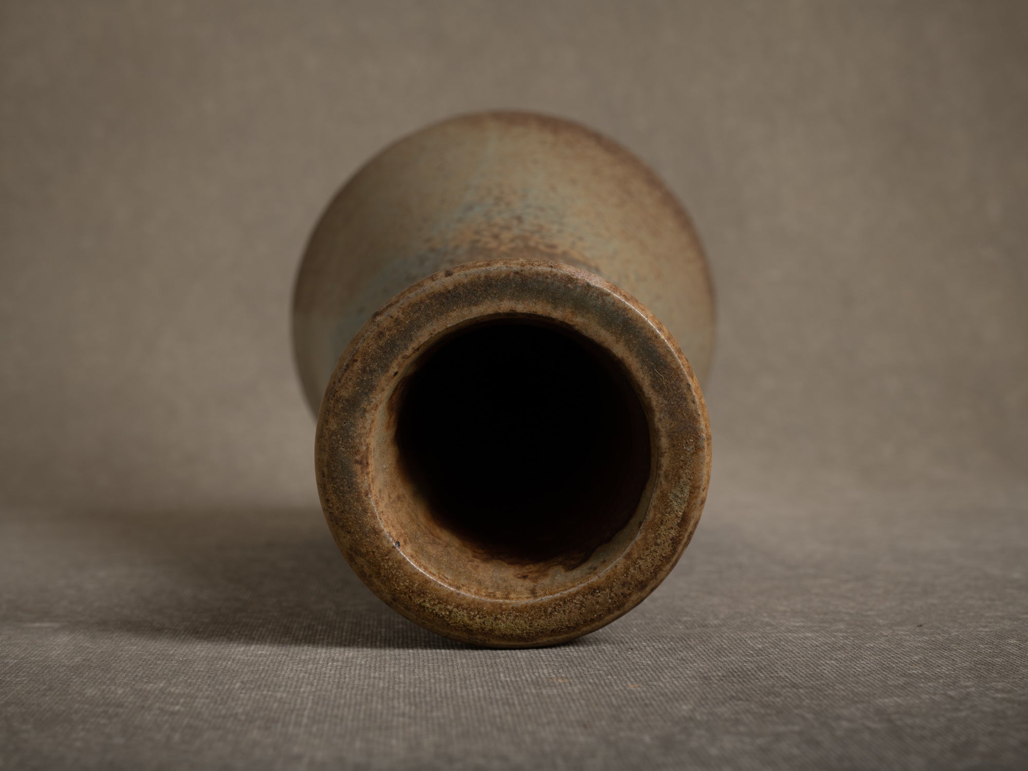 Vase Tokkuri en grès de Pierre Pigaglio, France (vers 1950)..Oustanding japonisme tokkuri stoneware vase by Pierre Pigaglio in Saint‑Amand‑en‑Puisaye, France (circa 1950)