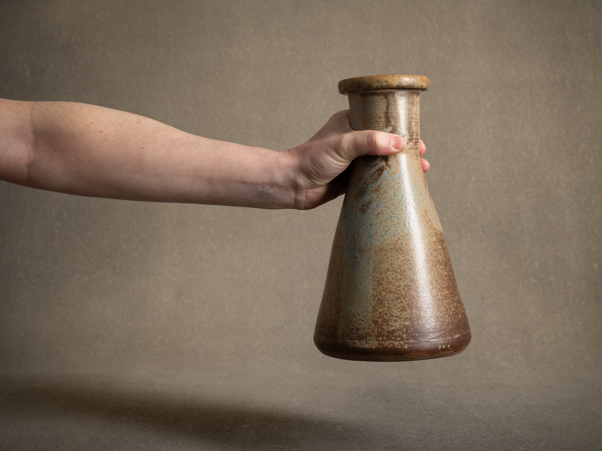 Vase Tokkuri en grès de Pierre Pigaglio, France (vers 1950)..Oustanding japonisme tokkuri stoneware vase by Pierre Pigaglio in Saint‑Amand‑en‑Puisaye, France (circa 1950)
