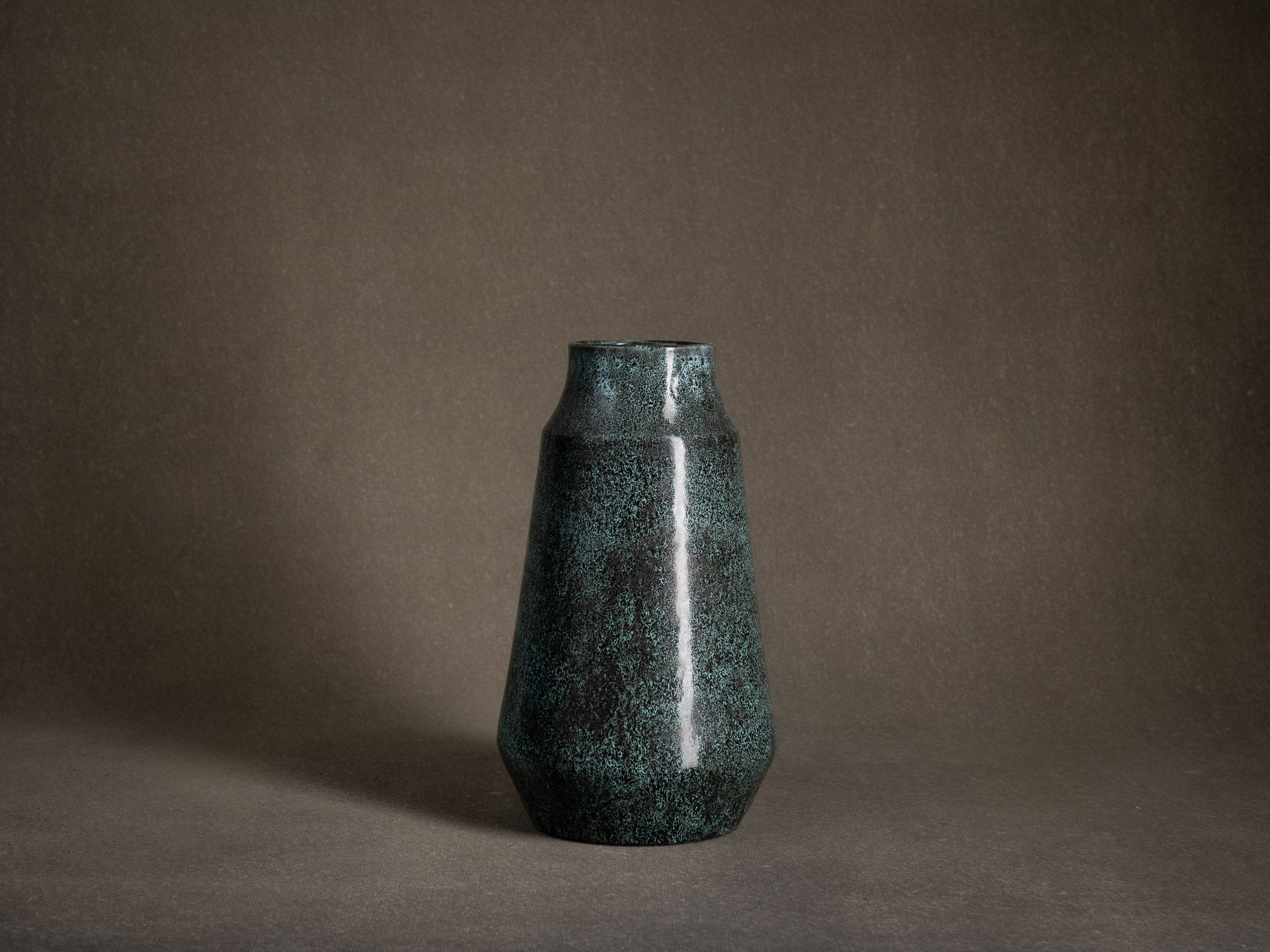 Vase tronconique des Potiers d'Accolay, France (vers 1955)..Important vase by les Potiers d'Accolay, France (ca 1955)