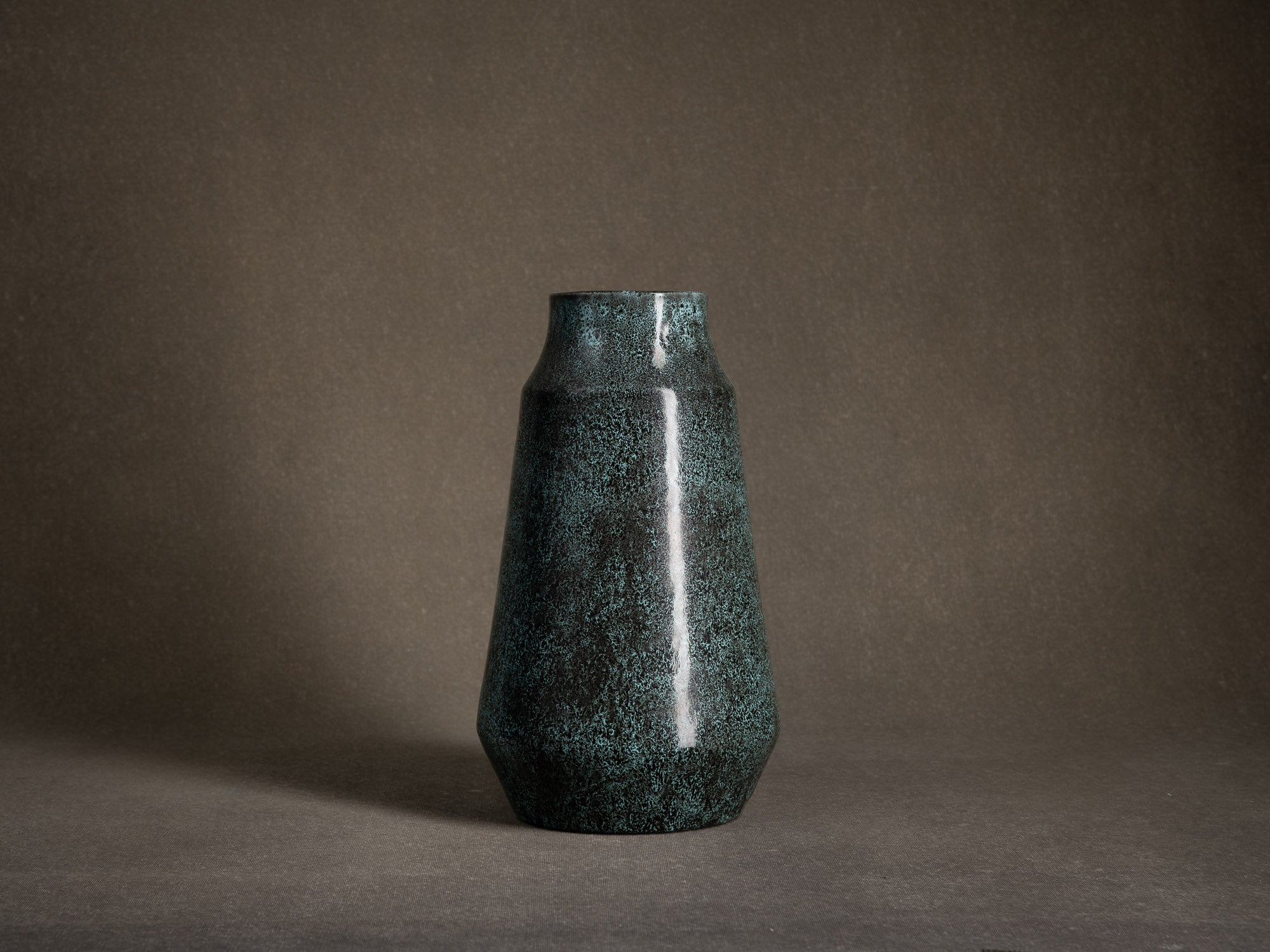 Vase tronconique des Potiers d'Accolay, France (vers 1955)..Important vase by les Potiers d'Accolay, France (ca 1955)