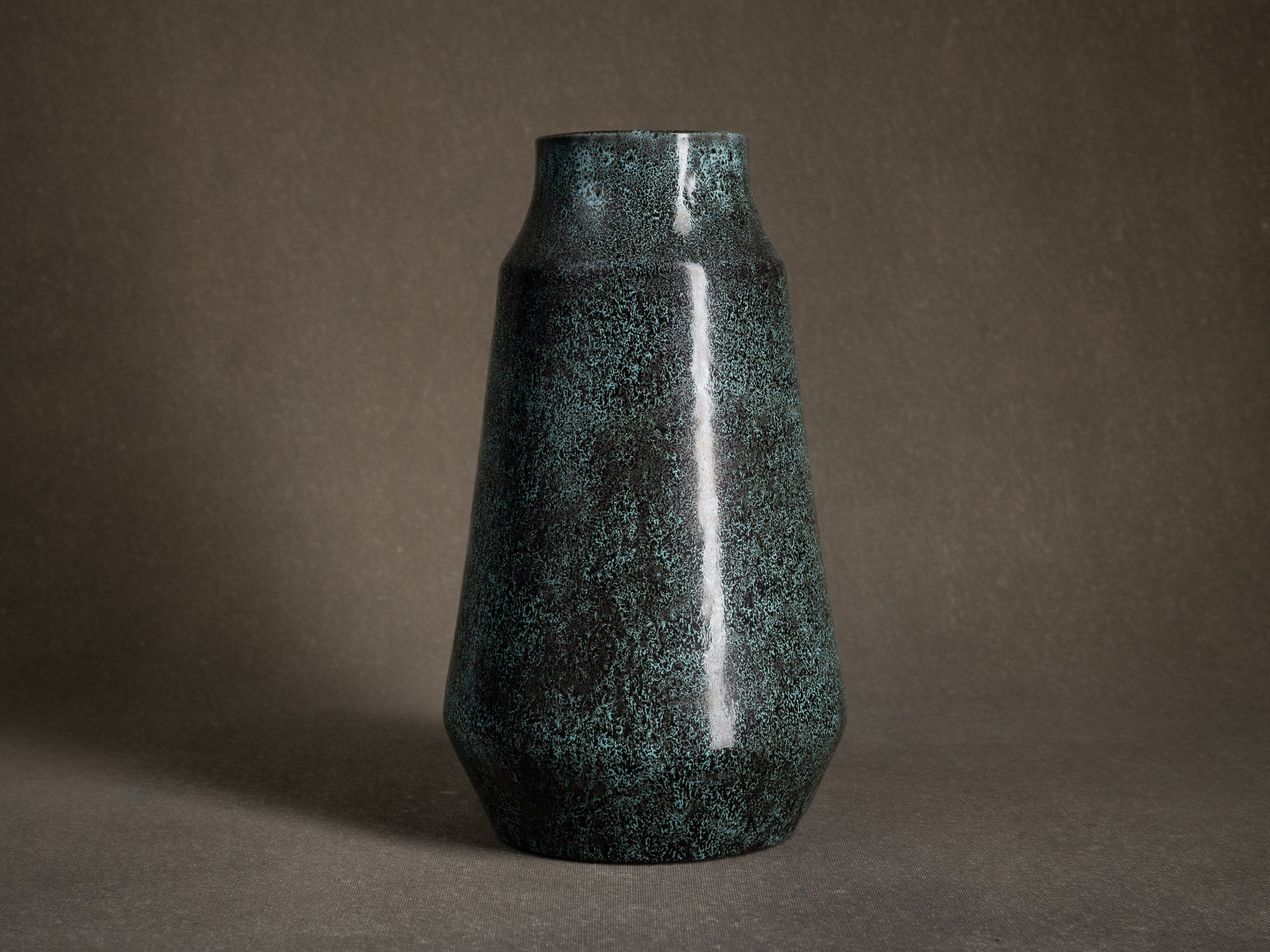 Vase tronconique des Potiers d'Accolay, France (vers 1955)..Important vase by les Potiers d'Accolay, France (ca 1955)