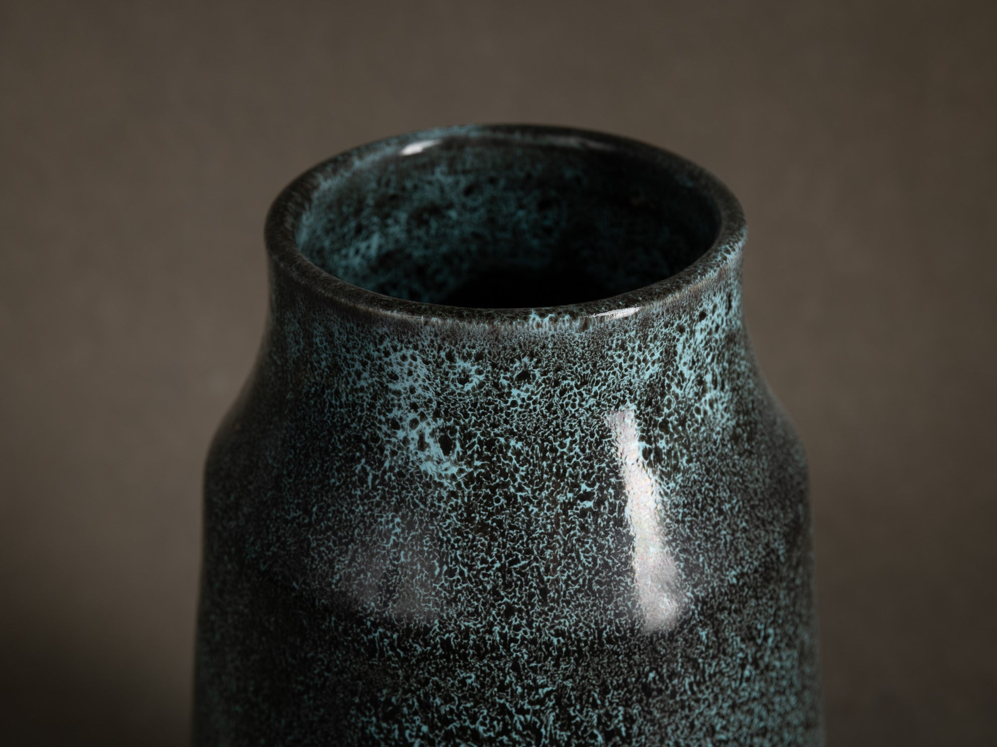 Vase tronconique des Potiers d'Accolay, France (vers 1955)..Important vase by les Potiers d'Accolay, France (ca 1955)