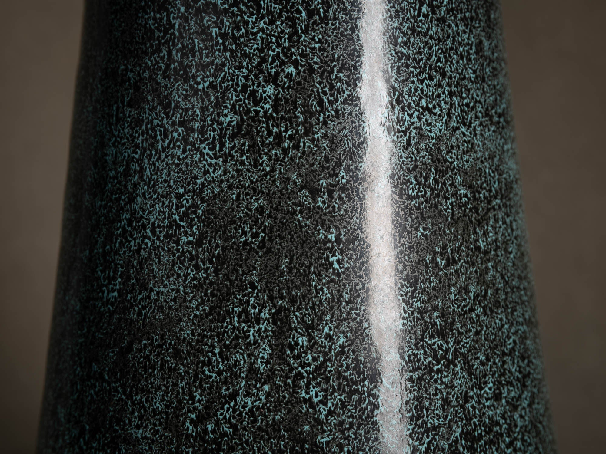 Vase tronconique des Potiers d'Accolay, France (vers 1955)..Important vase by les Potiers d'Accolay, France (ca 1955)