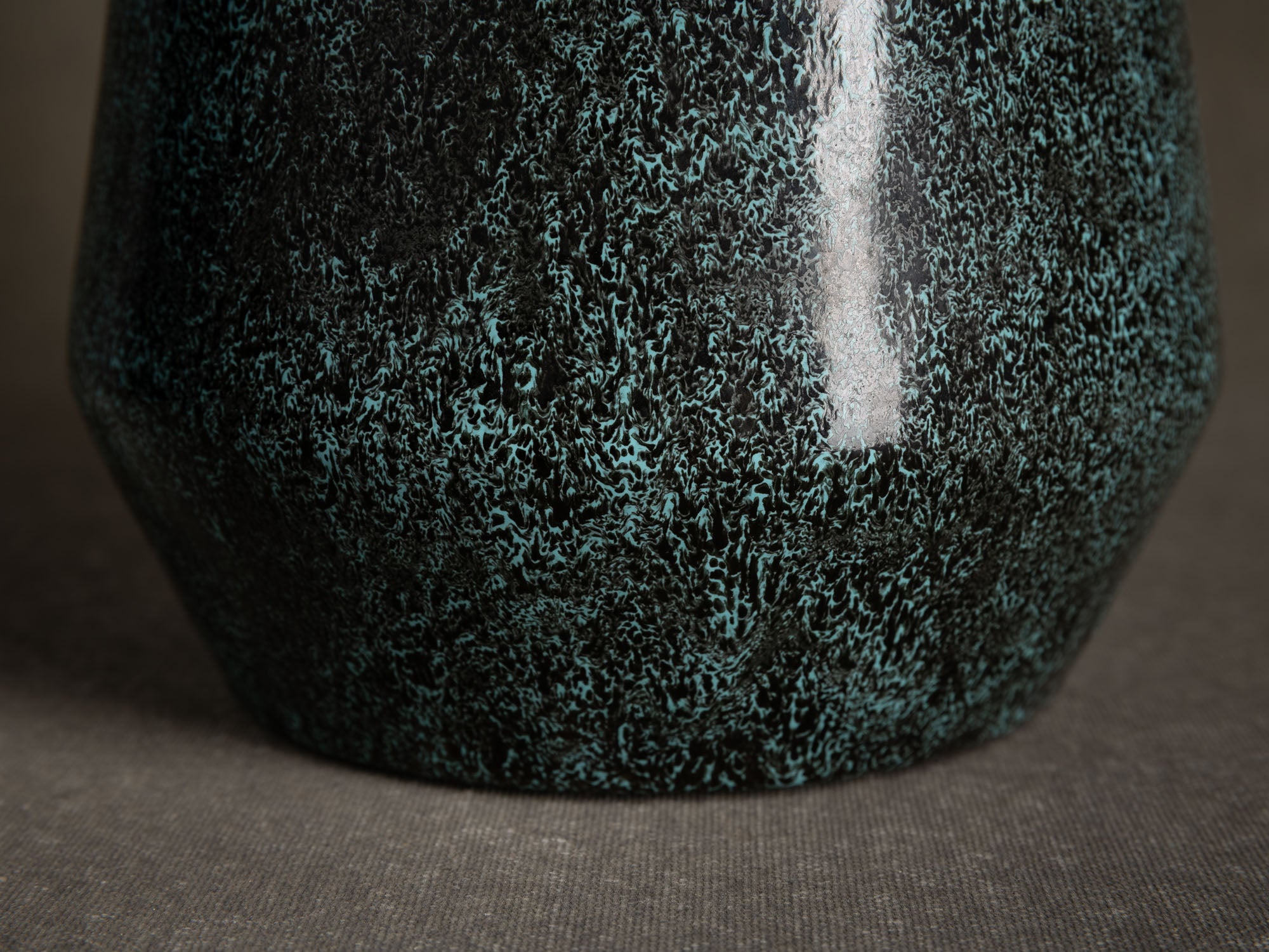 Vase tronconique des Potiers d'Accolay, France (vers 1955)..Important vase by les Potiers d'Accolay, France (ca 1955)